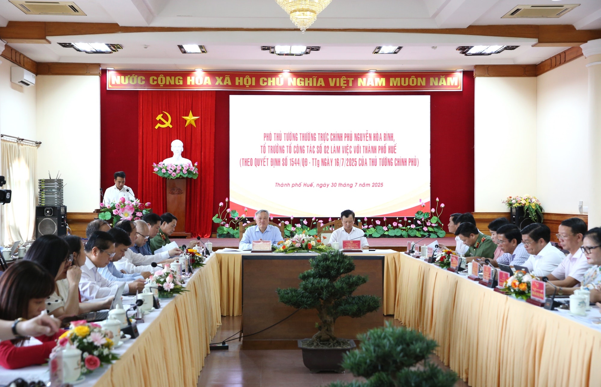 Huế cần tiếp tục quan tâm, tập trung tổ chức vận hành trơn tru, hiệu quả chính quyền địa phương 2 cấp- Ảnh 3. Huế cần tiếp tục quan tâm, tập trung tổ chức vận hành trơn tru, hiệu quả chính quyền địa phương 2 cấp- Ảnh 3.