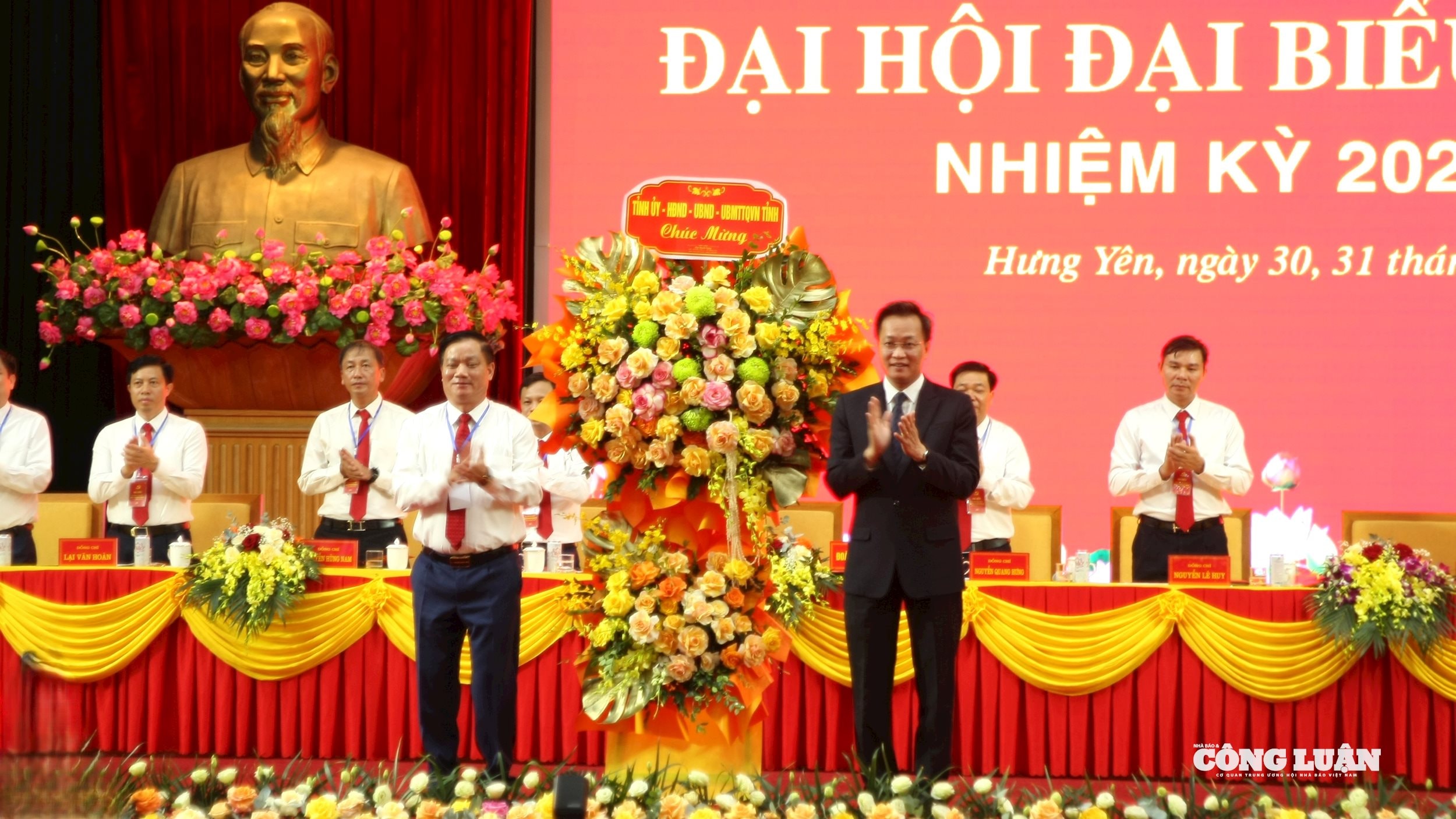 Đồng chí Nguyễn Hữu Nghĩa, Ủy viên Ban Chấp hành Trung ương Đảng, Bí thư Tỉnh ủy Hưng Yên tặng hoa chúc mừng Đại hội