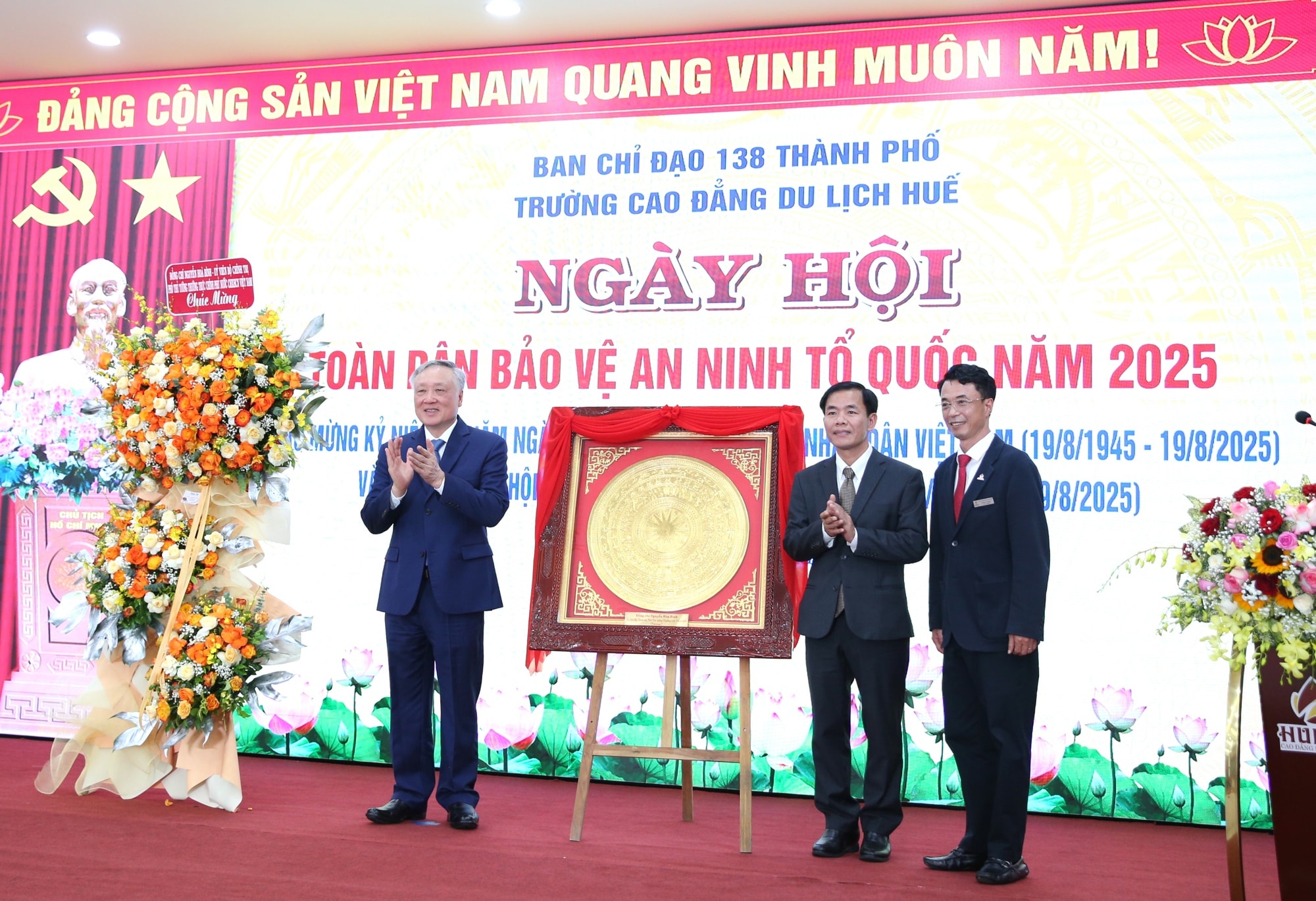 Tập trung xây dựng thế trận an ninh nhân dân, thế trận lòng dân vững chắc- Ảnh 4. Tập trung xây dựng thế trận an ninh nhân dân, thế trận lòng dân vững chắc- Ảnh 4.