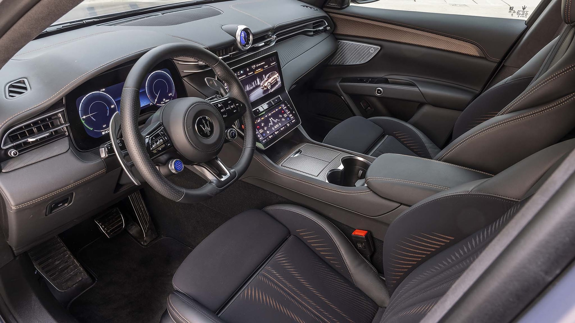 Thiết kế khoang lái cũng tương tự các phiên bản máy xăng - Ảnh: MotorTrend