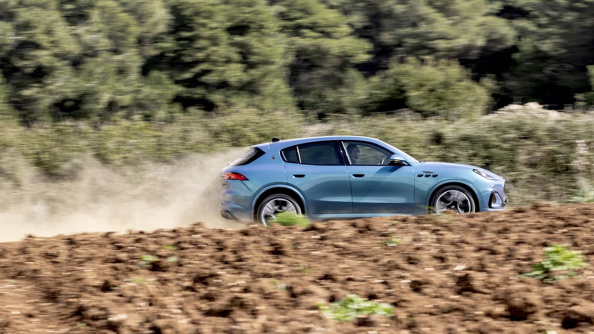 Maserati Grecale Folgore mạnh hơn bản máy xăng V6 Tropheo nhưng tăng tốc chậm hơn - Ảnh: MotorTrend