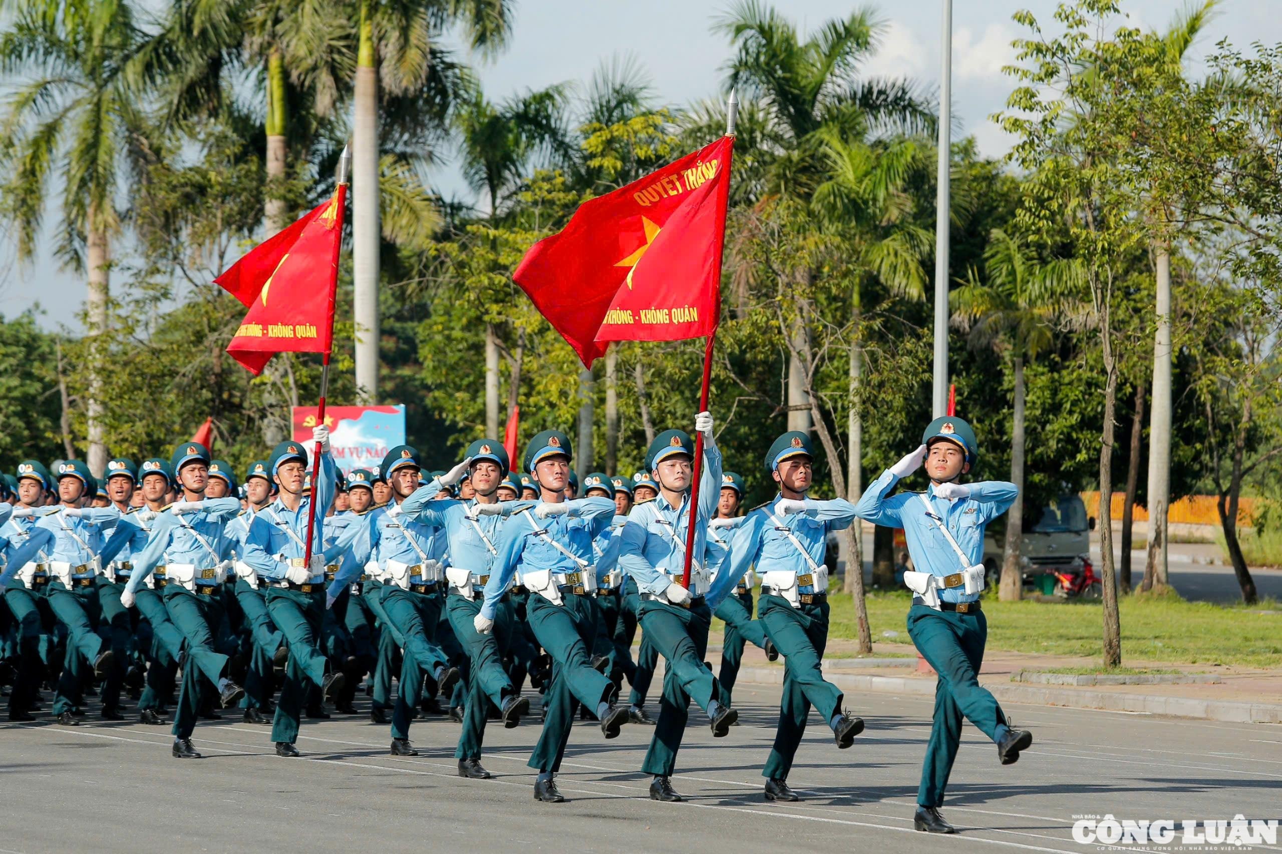 Nhiều người dân từ các vùng cách 20 - 30 km, thậm chí từ các tỉnh lân cận vẫn đến xem, cổ vũ cho lực lượng tham gia tập luyện