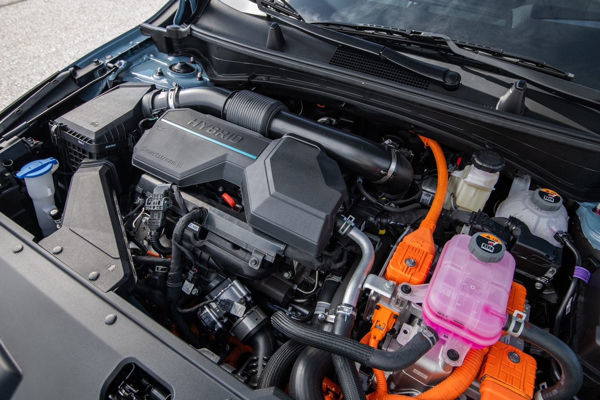 Động cơ tăng áp 1.6L kết hợp motor điện cho công suất cực đại 232 mã lực.
