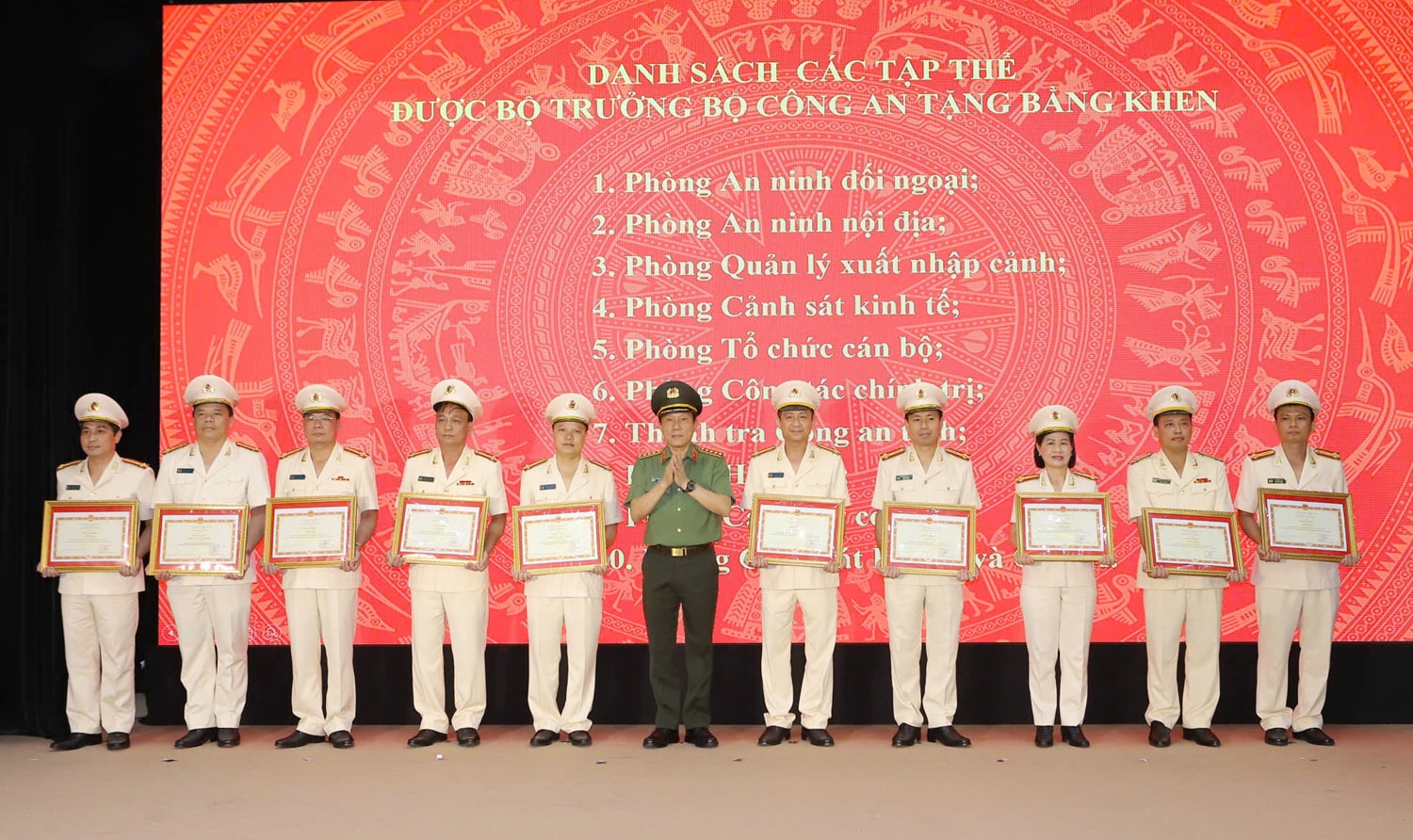 Bộ trưởng Bộ Công an trao Bằng khen cho các tập thể có thành tích xuất sắc trong phong trào thi đua Vì an ninh Tổ Quốc