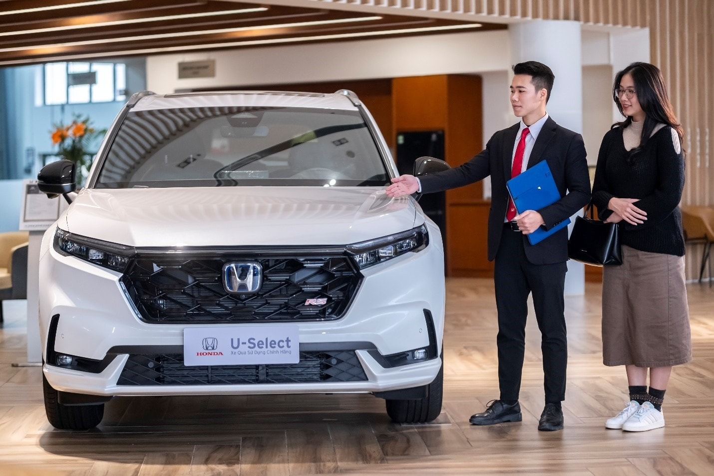 Khách hàng bán xe cũ đổi xe mới tại đại lý ô tô Honda - Ảnh: HVN