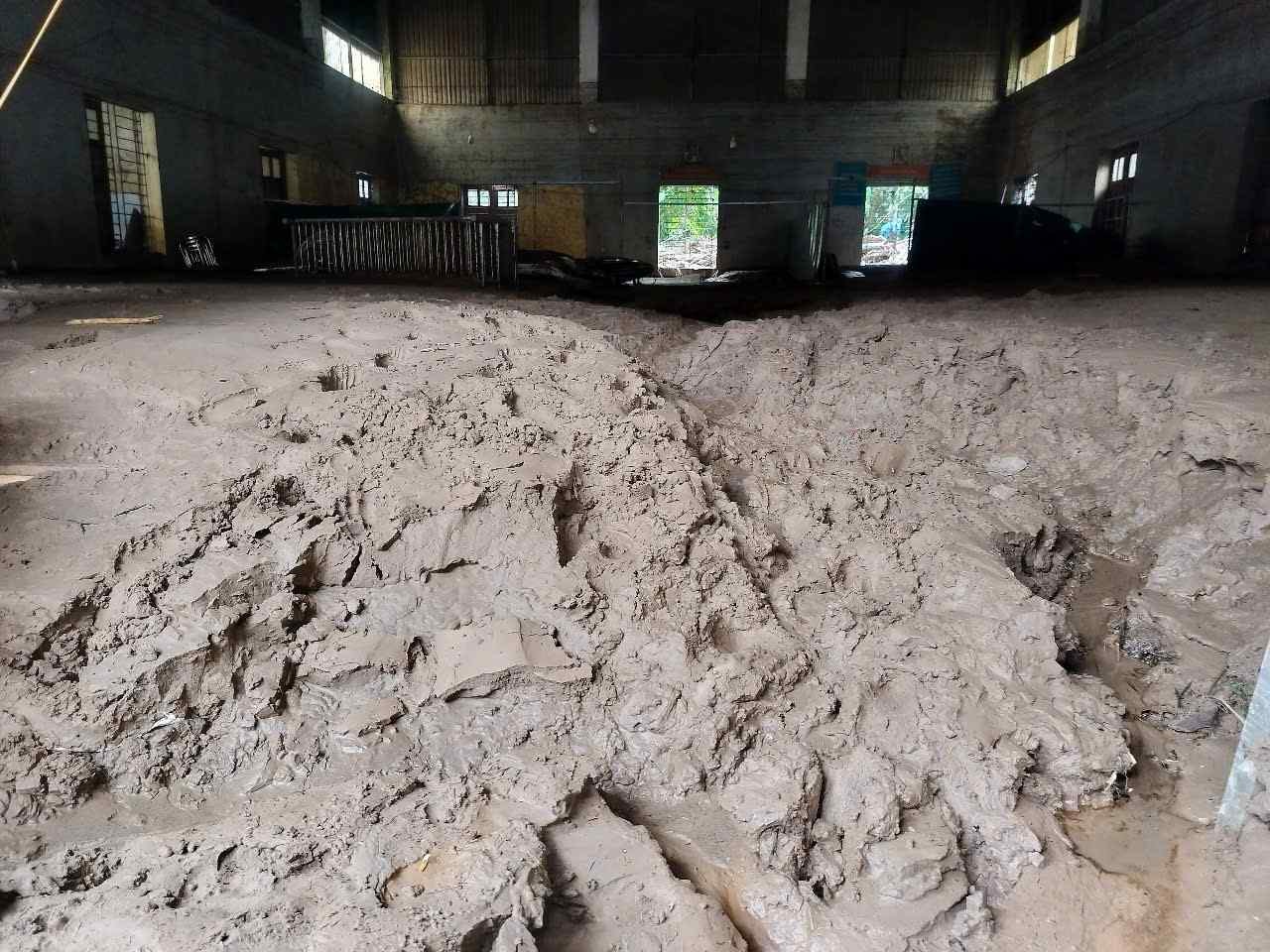Hiệu trưởng lo lắng năm học mới đã cận kề, nhà trường đang gặp quá nhiều khó khăn để tổ chức lớp học bán trú. Ảnh: Gia Thảo