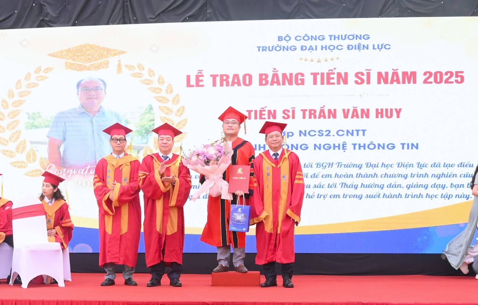 NGƯT.PGS.TS Vũ Đình Ngọ - Bí thư Đảng ủy, Chủ tịch Hội đồng Trường; PGS.TS Đinh Văn Châu - Phó Bí thư Đảng ủy, Hiệu trưởng Nhà trường tặng hoa và trao bằng cho tân tiến sĩ.