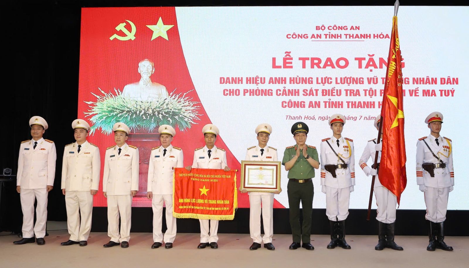 Thừa ủy quyền, Bộ trưởng Bộ Công an Lương Tam Quang trao danh hiệu Anh hùng Lực lượng vũ trang nhân dân tặng Phòng CSĐT tội phạm về ma túy Công an tỉnh Thanh Hóa