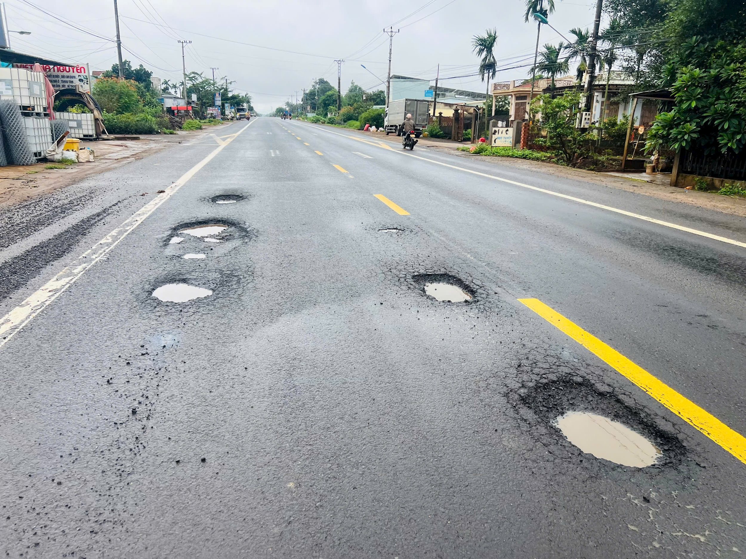 Ông Trần Văn Tài, trú tại xã Ia Tôr (tỉnh Gia Lai) cho biết: “Thời gian gần đây trên tuyến Quốc lộ 14 (đoạn qua xã Ia Tôr) xuất hiện rất nhiều “ổ voi, ổ gà” khiến việc đi lại của người dân gặp khó khăn. Riêng tối 28/7, đã có 4 xe ô tô bị nổ lốp khi đi qua đây, rất may người không bị sao. Chúng tôi rất mong các đơn vị liên quan ngoài việc khẩn trương khắc phục tạm thời cần có những cảnh báo đối với người tham gia giao thông nhằm tránh xảy ra tai nạn đáng tiếc”.