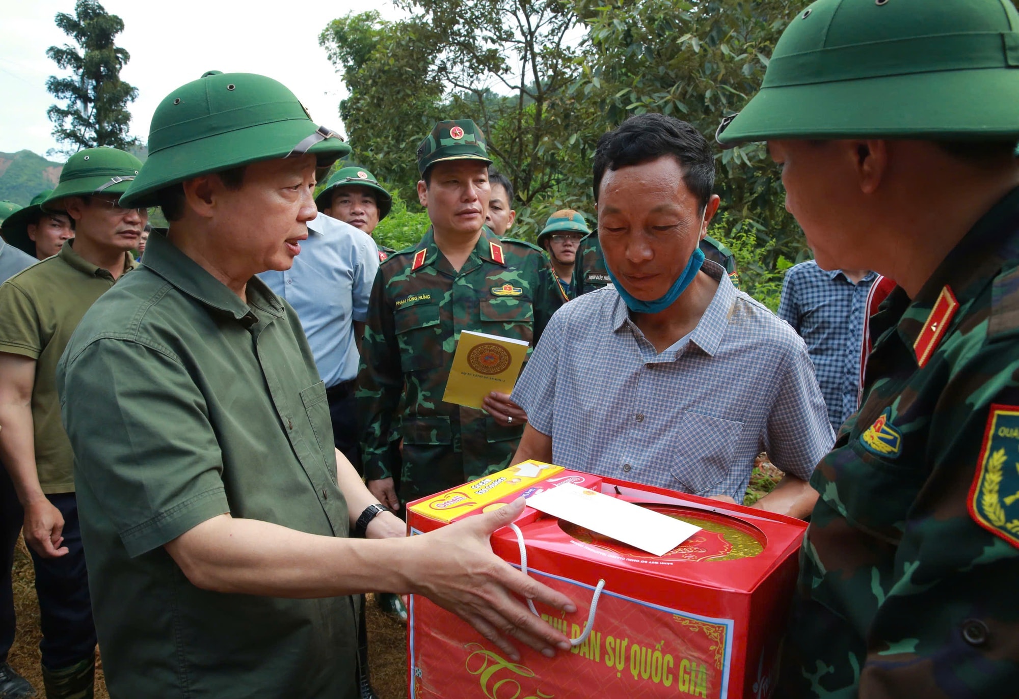 Phó Thủ tướng Trần Hồng Hà thăm hỏi, động viên người dân bị thiệt hại do lũ quét, sạt lở đất tại Điện Biên- Ảnh 1. Phó Thủ tướng Trần Hồng Hà thăm hỏi, động viên người dân bị thiệt hại do lũ quét, sạt lở đất tại Điện Biên- Ảnh 1.