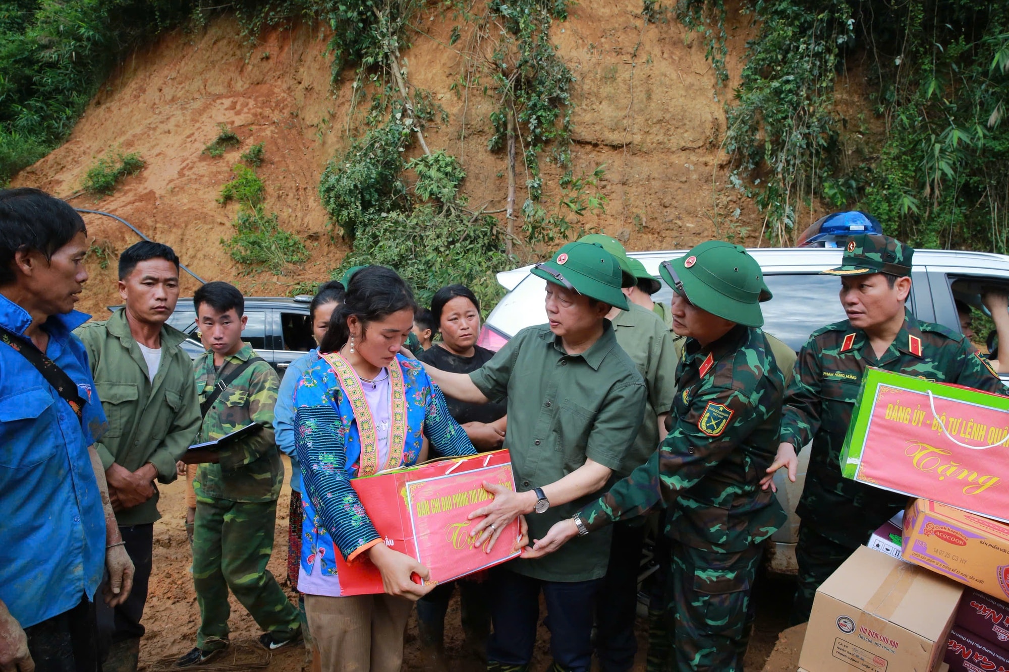 Phó Thủ tướng Trần Hồng Hà thăm hỏi, động viên người dân bị thiệt hại do lũ quét, sạt lở đất tại Điện Biên- Ảnh 2. Phó Thủ tướng Trần Hồng Hà thăm hỏi, động viên người dân bị thiệt hại do lũ quét, sạt lở đất tại Điện Biên- Ảnh 2.