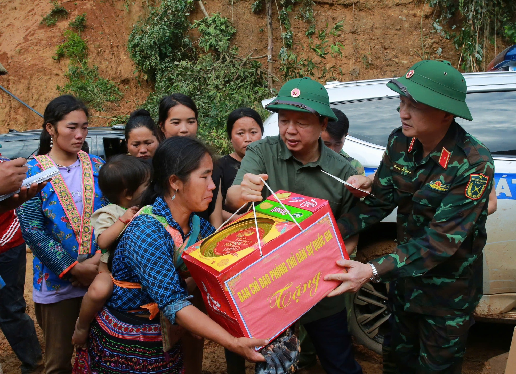 Phó Thủ tướng Trần Hồng Hà thăm hỏi, động viên người dân bị thiệt hại do lũ quét, sạt lở đất tại Điện Biên- Ảnh 5. Phó Thủ tướng Trần Hồng Hà thăm hỏi, động viên người dân bị thiệt hại do lũ quét, sạt lở đất tại Điện Biên- Ảnh 5.