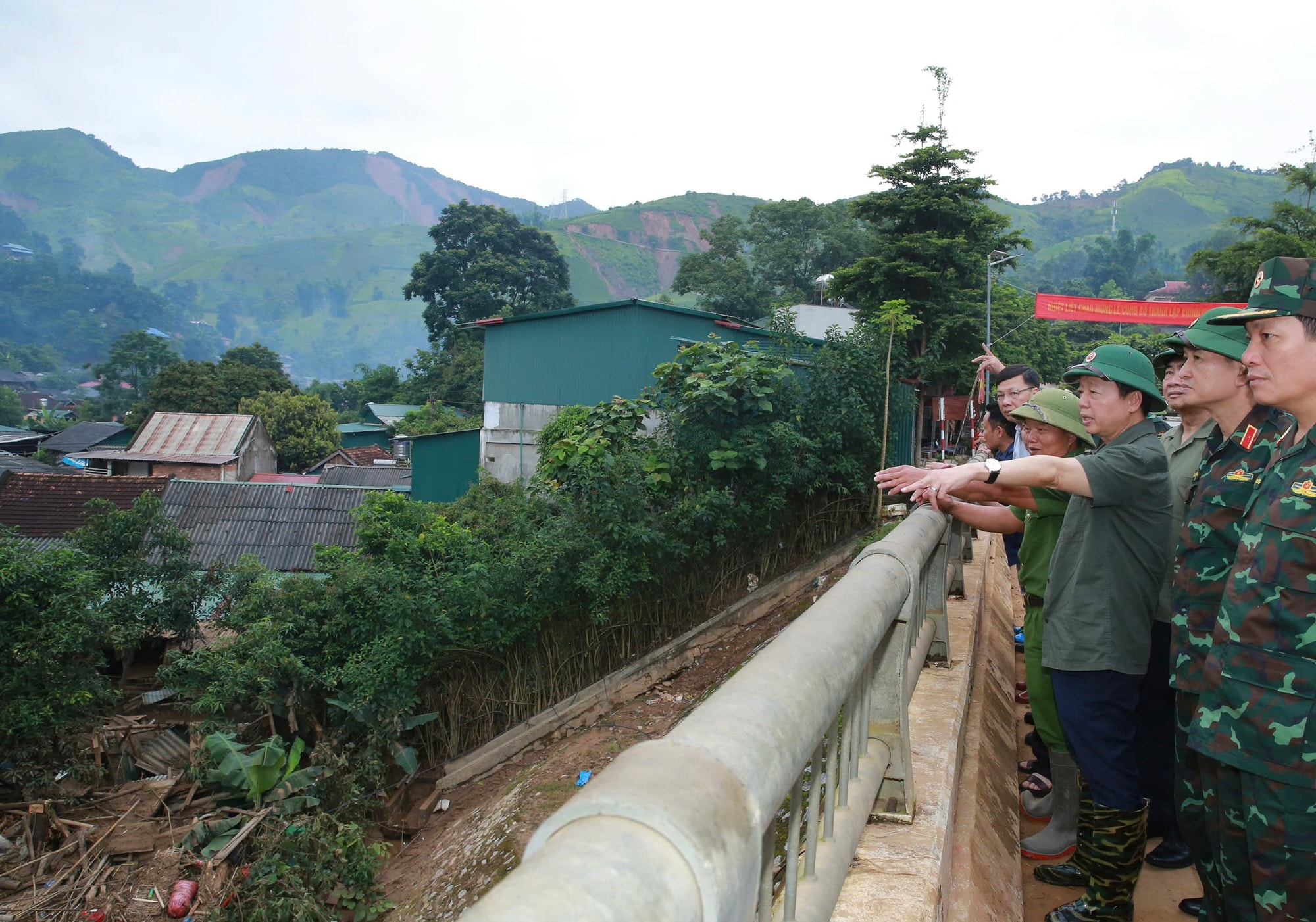 Phó Thủ tướng Trần Hồng Hà thăm hỏi, động viên người dân bị thiệt hại do lũ quét, sạt lở đất tại Điện Biên- Ảnh 6. Phó Thủ tướng Trần Hồng Hà thăm hỏi, động viên người dân bị thiệt hại do lũ quét, sạt lở đất tại Điện Biên- Ảnh 6.