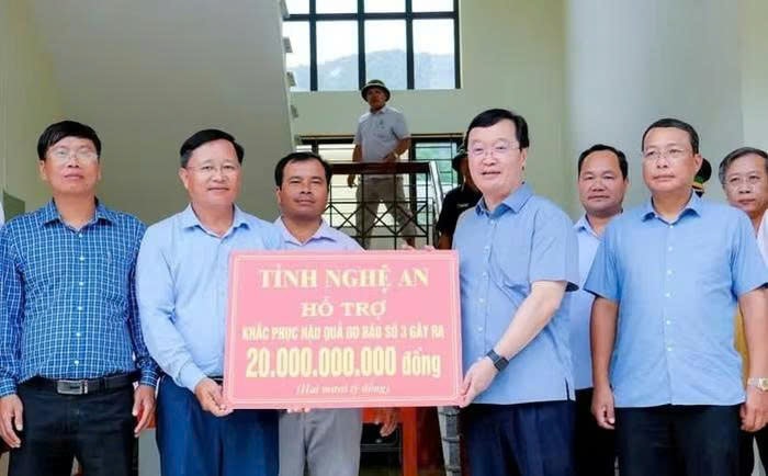 Bí thư Tỉnh ủy Nghệ An trao 20 tỉ đồng của tỉnh hỗ trợ xã Nhôn Mai khắc phục hậu quả do bão số 3 gây ra