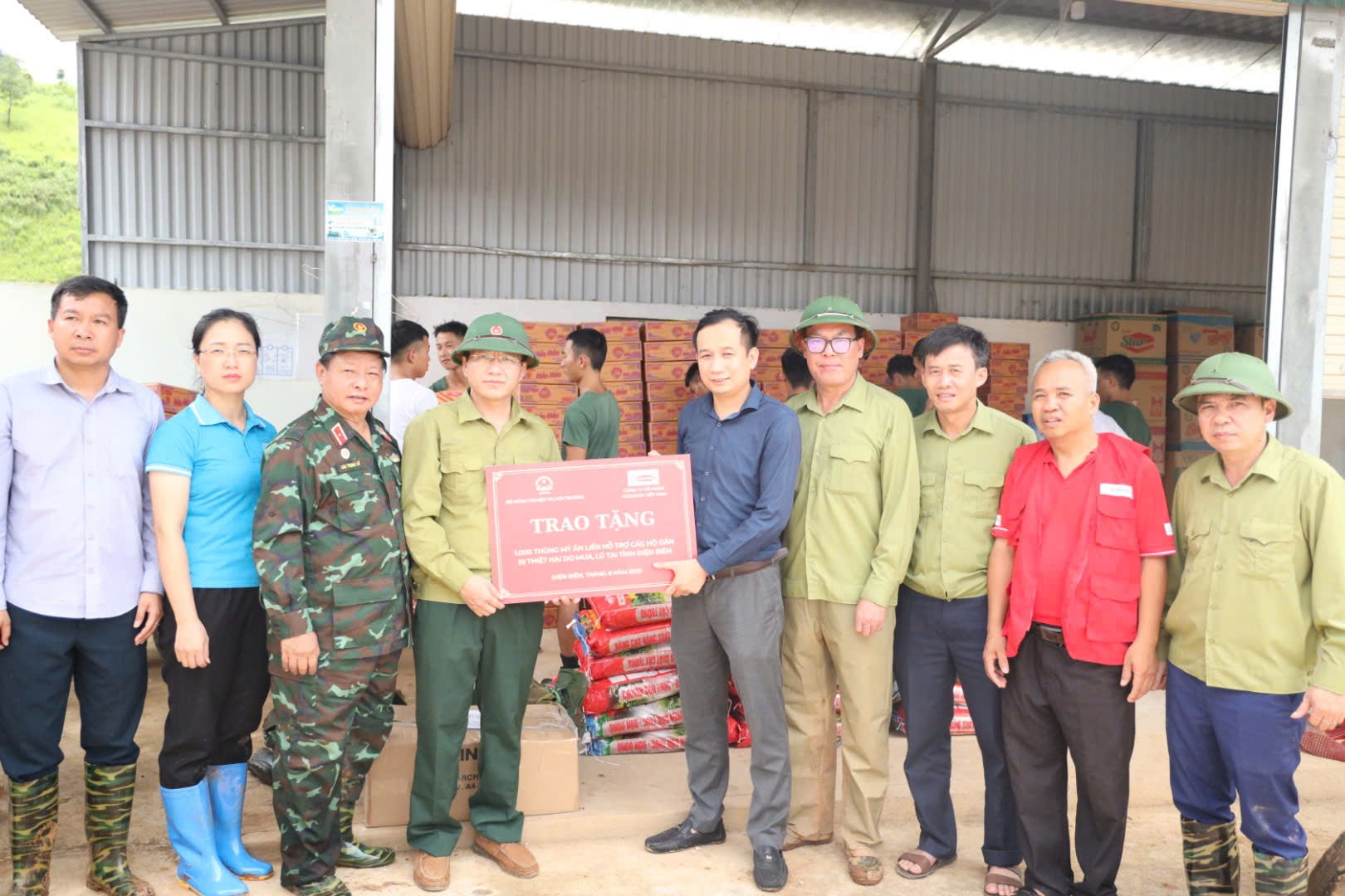 Đồng chí Mùa A Vảng, Ủy viên dự khuyết BCH Trung ương Đảng, Ủy viên BTV Tỉnh ủy, Chủ tịch Ủy ban MTTQ Việt Nam tỉnh Điện Biên tiếp nhận 1.000 thùng mì tôm từ đoàn công tác của Cục QLĐĐ&PCTT.