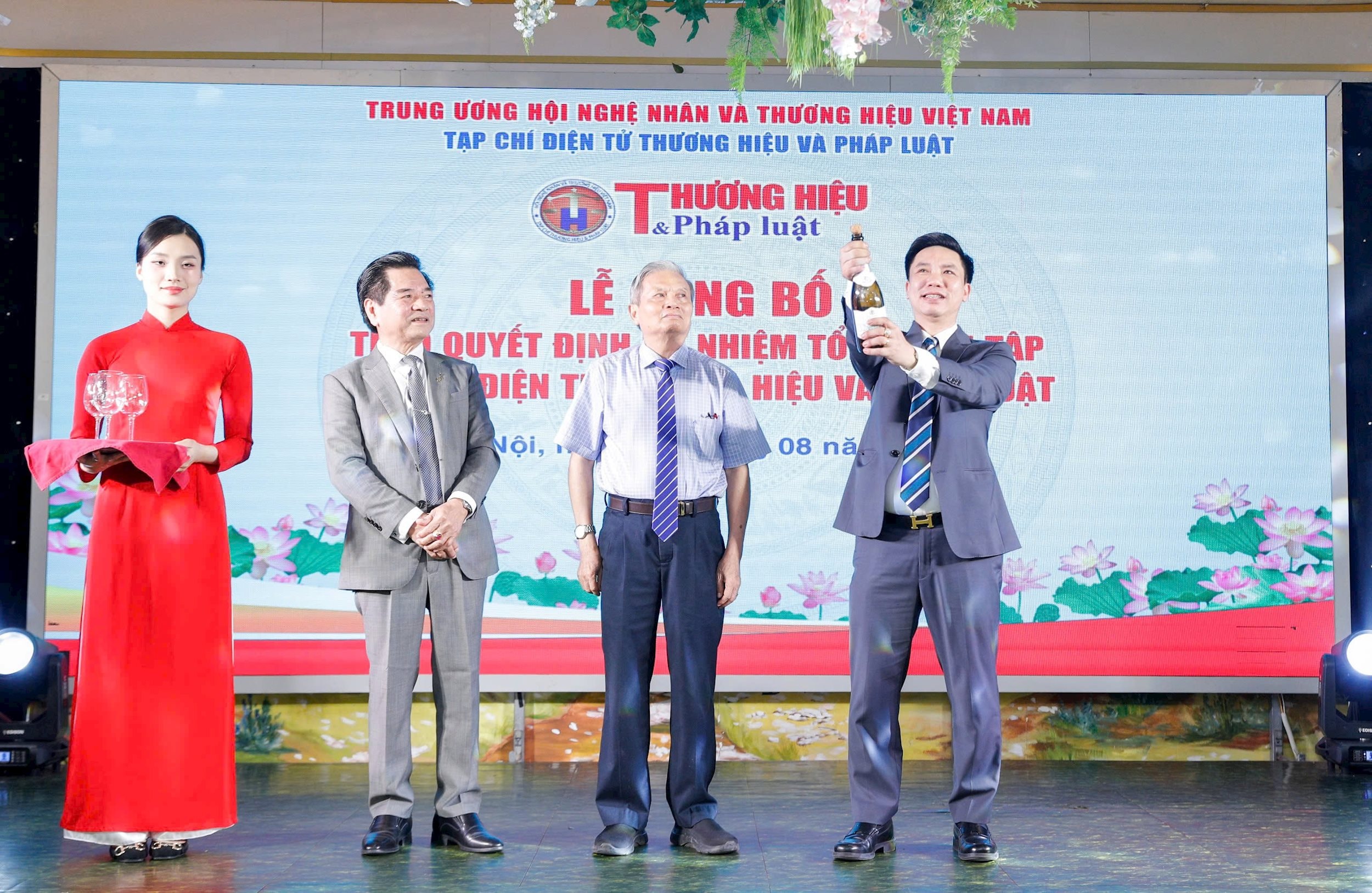 Khai tiêc
