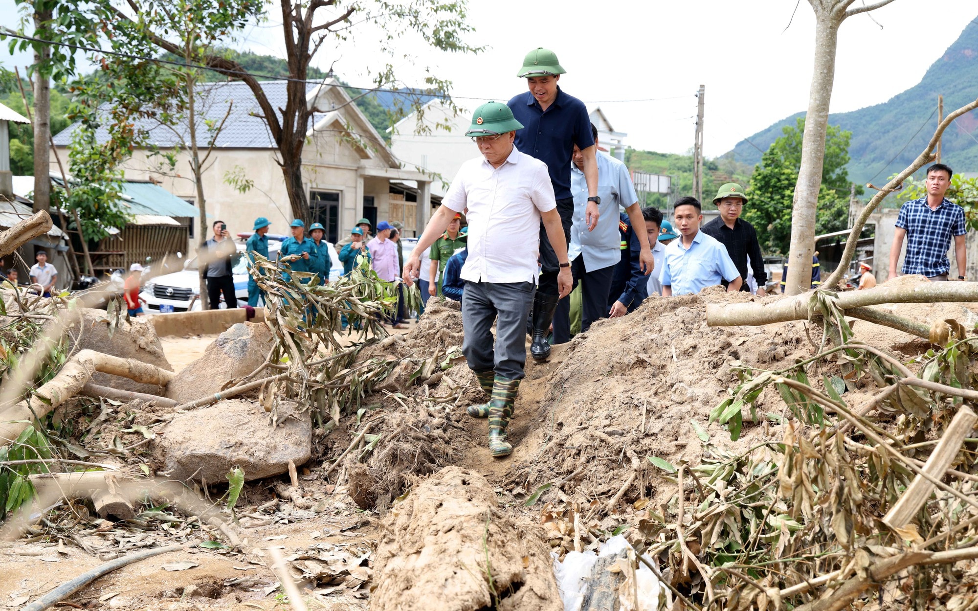 Phó Thủ tướng Lê Thành Long thăm hỏi người dân vùng mưa lũ Sơn La- Ảnh 3.