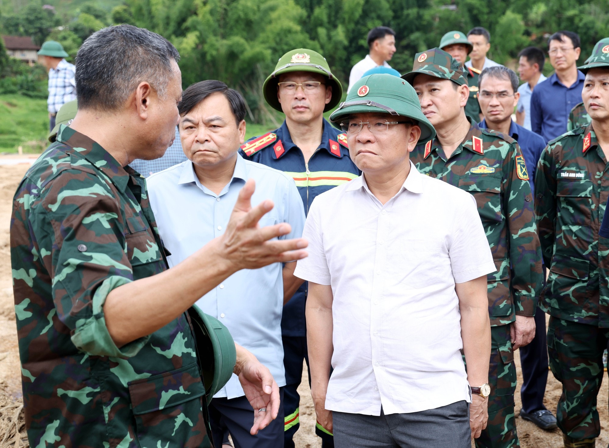 Phó Thủ tướng Lê Thành Long thăm hỏi người dân vùng mưa lũ Sơn La- Ảnh 5.