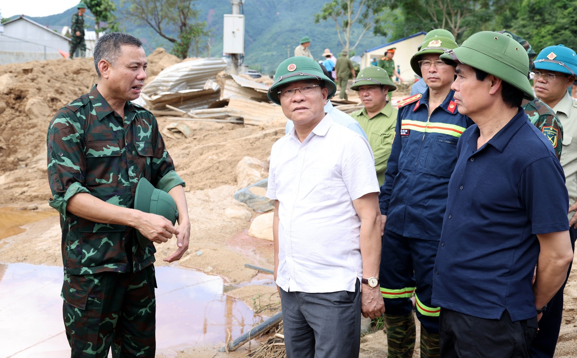 Phó Thủ tướng Lê Thành Long thăm hỏi người dân vùng mưa lũ Sơn La- Ảnh 1.