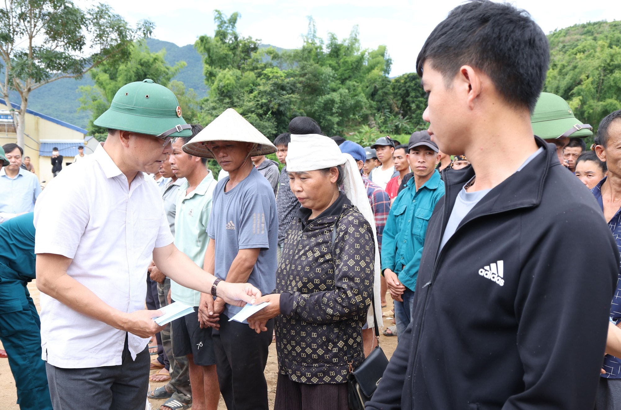 Phó Thủ tướng Lê Thành Long thăm hỏi người dân vùng mưa lũ Sơn La- Ảnh 4.