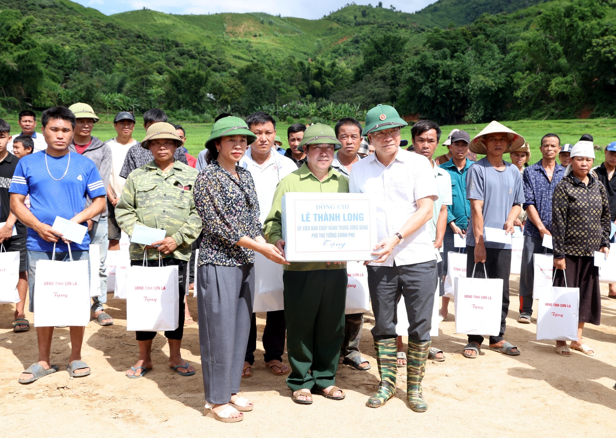 Phó Thủ tướng Lê Thành Long thăm hỏi người dân vùng mưa lũ Sơn La- Ảnh 6.