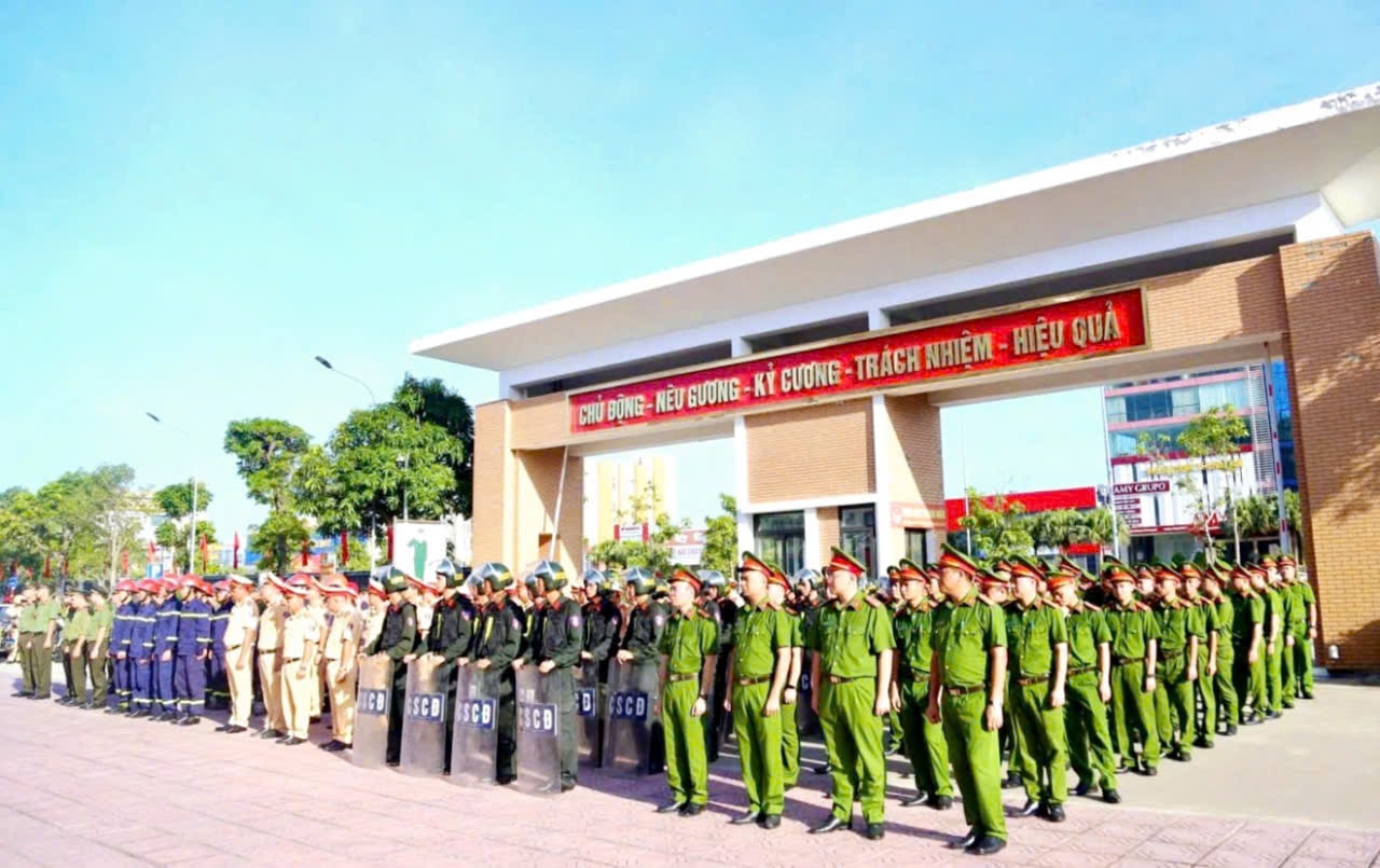 anh-3-cong-an-quang-ninh-ra-quan-tran-ap-toi-pham.jpg