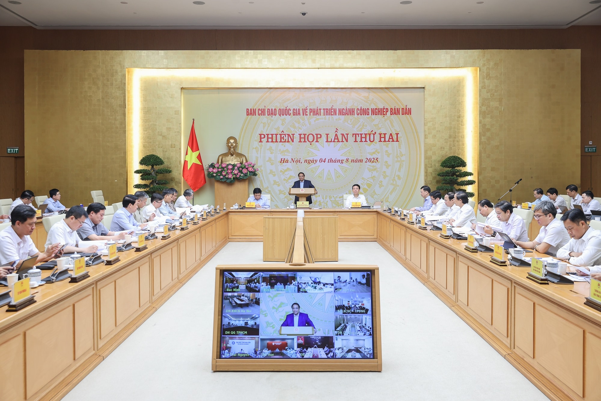 Thủ tướng: Chậm nhất tới 2027 phải thiết kế, chế tạo, kiểm thử một số chíp bán dẫn cần thiết- Ảnh 2. Thủ tướng: Chậm nhất tới 2027 phải thiết kế, chế tạo, kiểm thử một số chíp bán dẫn cần thiết- Ảnh 2.