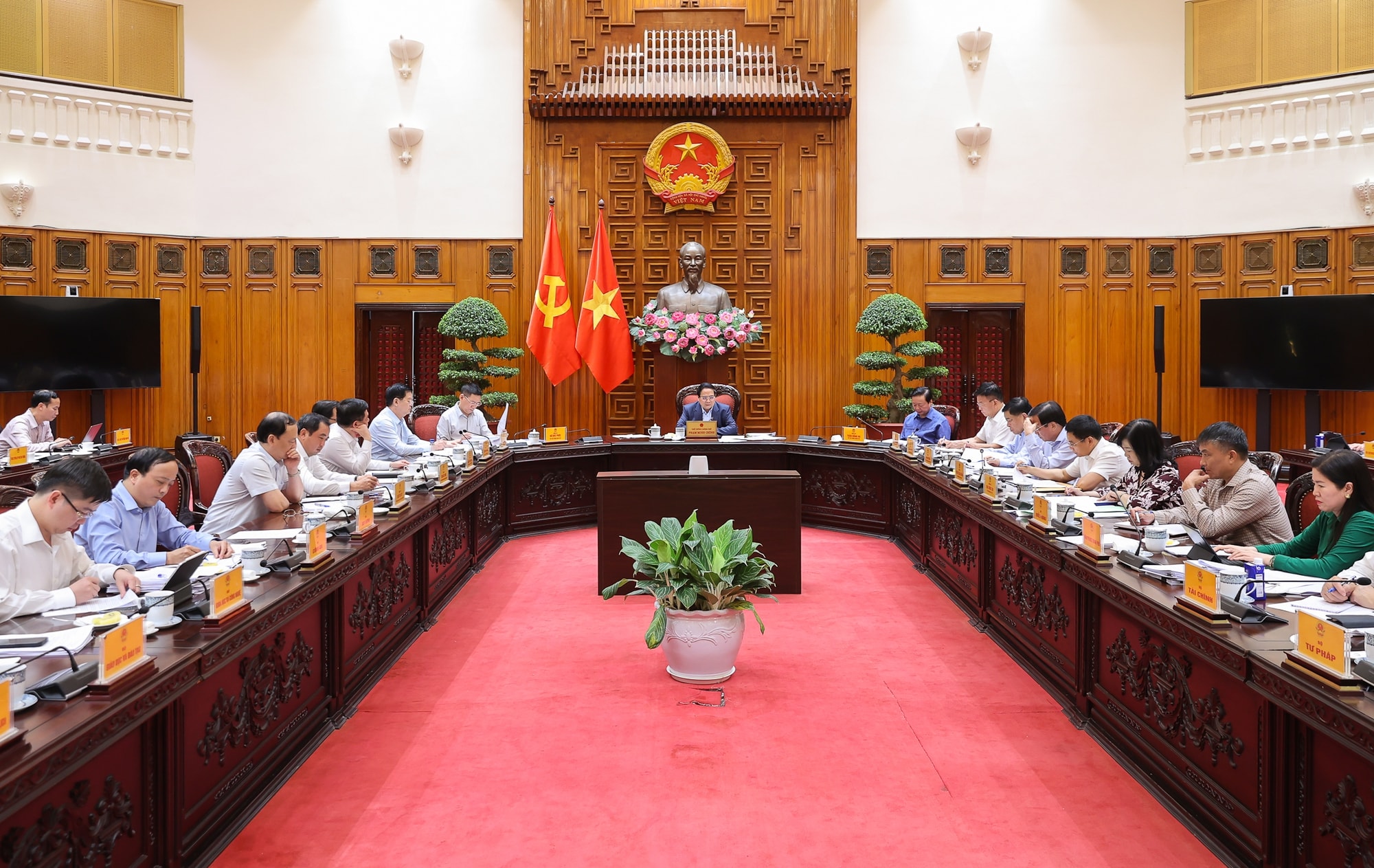 Thủ tướng: Thích ứng linh hoạt, hiệu quả với tình hình để đạt tăng trưởng 8,3-8,5%- Ảnh 2. Thủ tướng: Thích ứng linh hoạt, hiệu quả với tình hình để đạt tăng trưởng 8,3-8,5%- Ảnh 2.