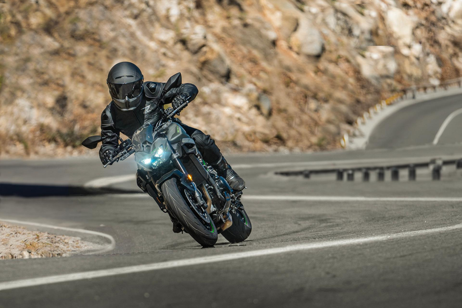 Kawasaki Z900 2025 có thiết kế thể thao, tạo hình như loài thú săn mồi - Ảnh: Kawasaki