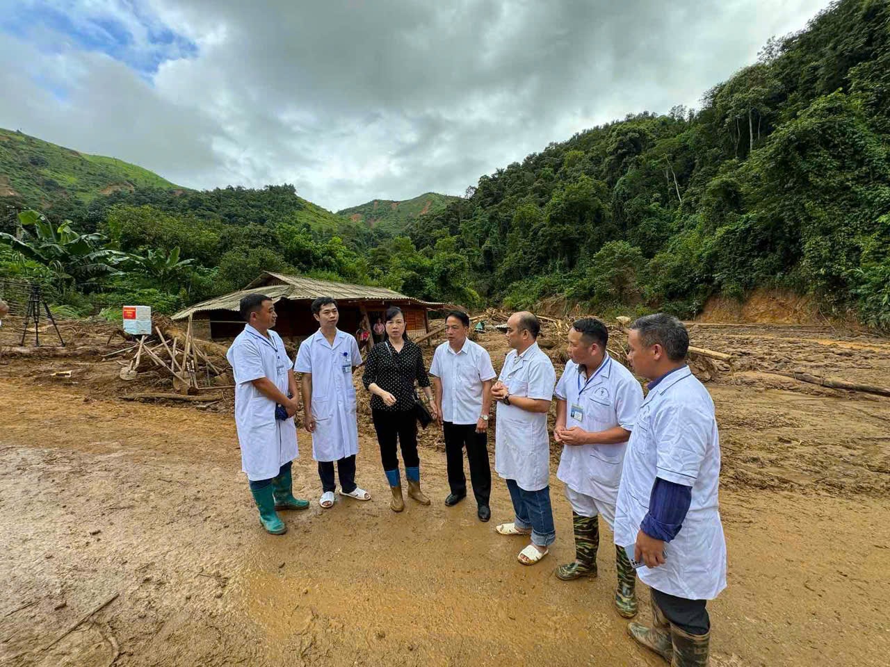 Bộ trưởng Bộ Y tế thăm hỏi, động viên người dân bị ảnh hưởng thiên tai, sạt lở tại Điện Biên- Ảnh 2.