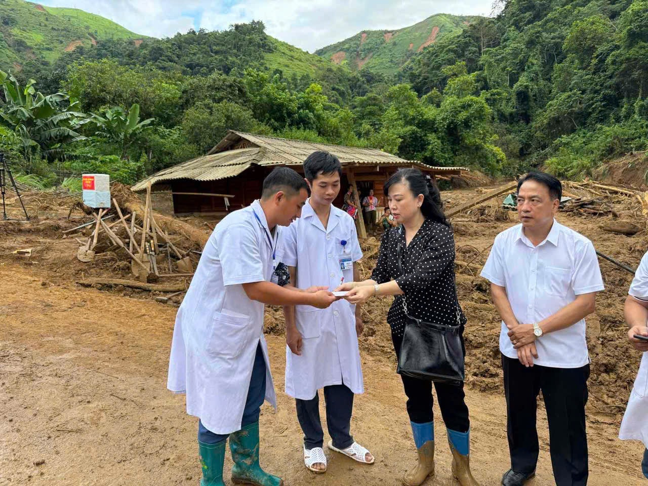 Bộ trưởng Bộ Y tế thăm hỏi, động viên người dân bị ảnh hưởng thiên tai, sạt lở tại Điện Biên- Ảnh 1.