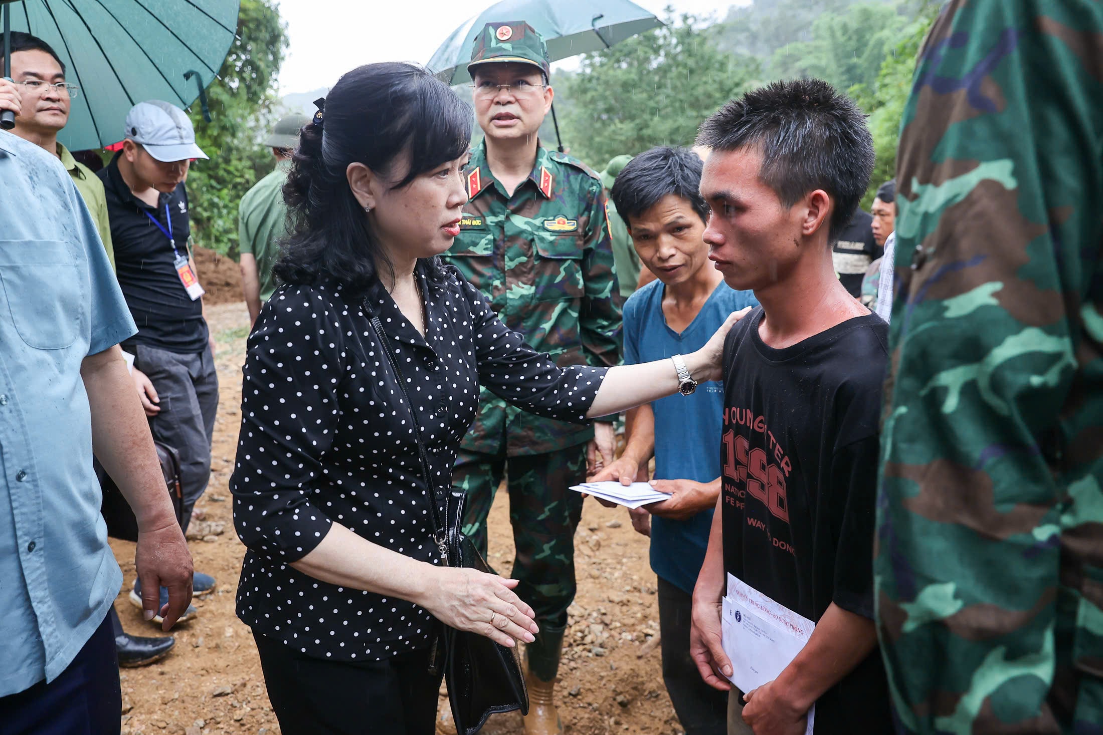 Bộ trưởng Bộ Y tế thăm hỏi, động viên người dân bị ảnh hưởng thiên tai, sạt lở tại Điện Biên- Ảnh 3.