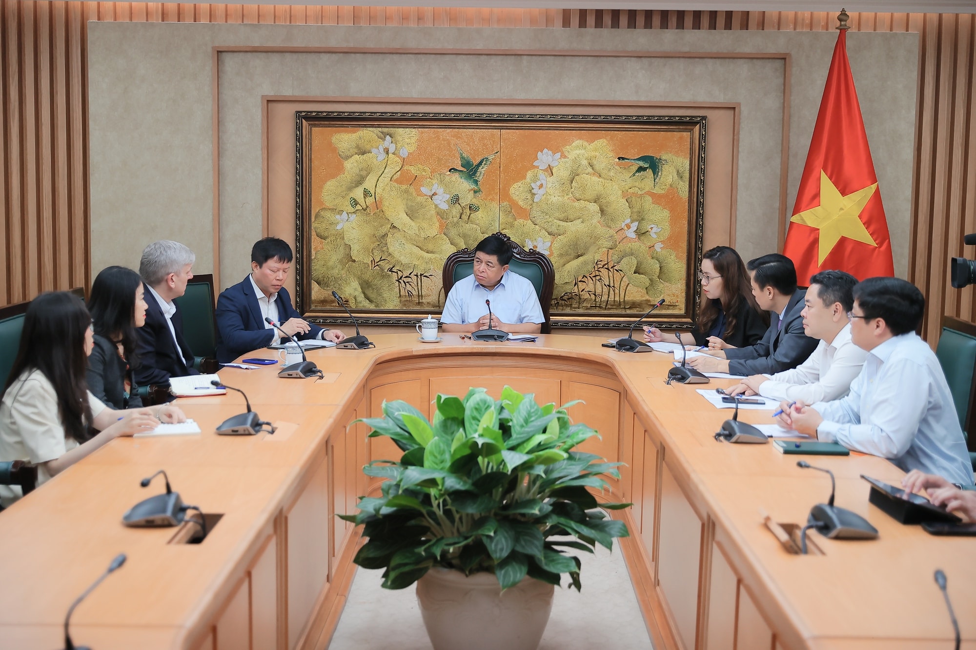 Phó Thủ tướng Nguyễn Chí Dũng tiếp Viện Chính sách cấp tiến (Hoa Kỳ)- Ảnh 2. Phó Thủ tướng Nguyễn Chí Dũng tiếp Viện Chính sách cấp tiến (Hoa Kỳ)- Ảnh 2.