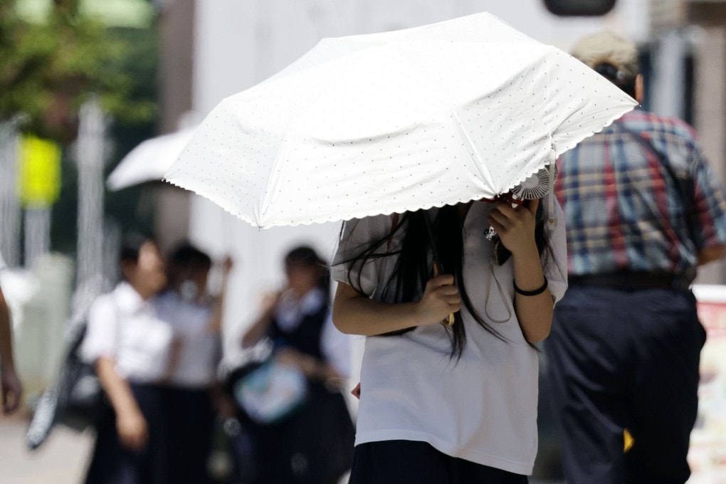 Người dân đi bộ dưới cái nắng như thiêu đốt ở Kumagaya, tỉnh Saitama, Nhật Bản, vào thứ Ba. Ảnh: Kyodo