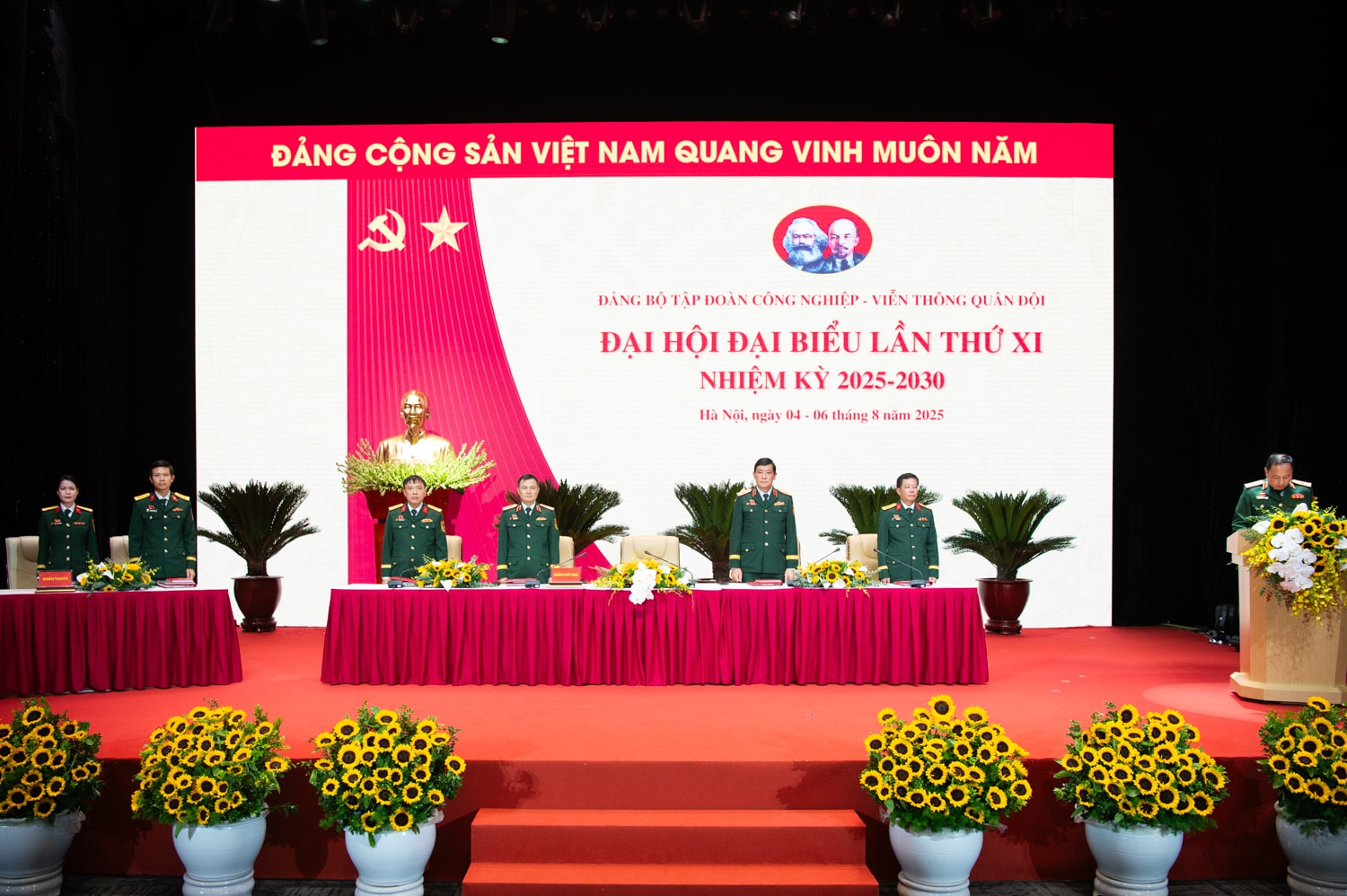 Doan Chu tich Dai hoi