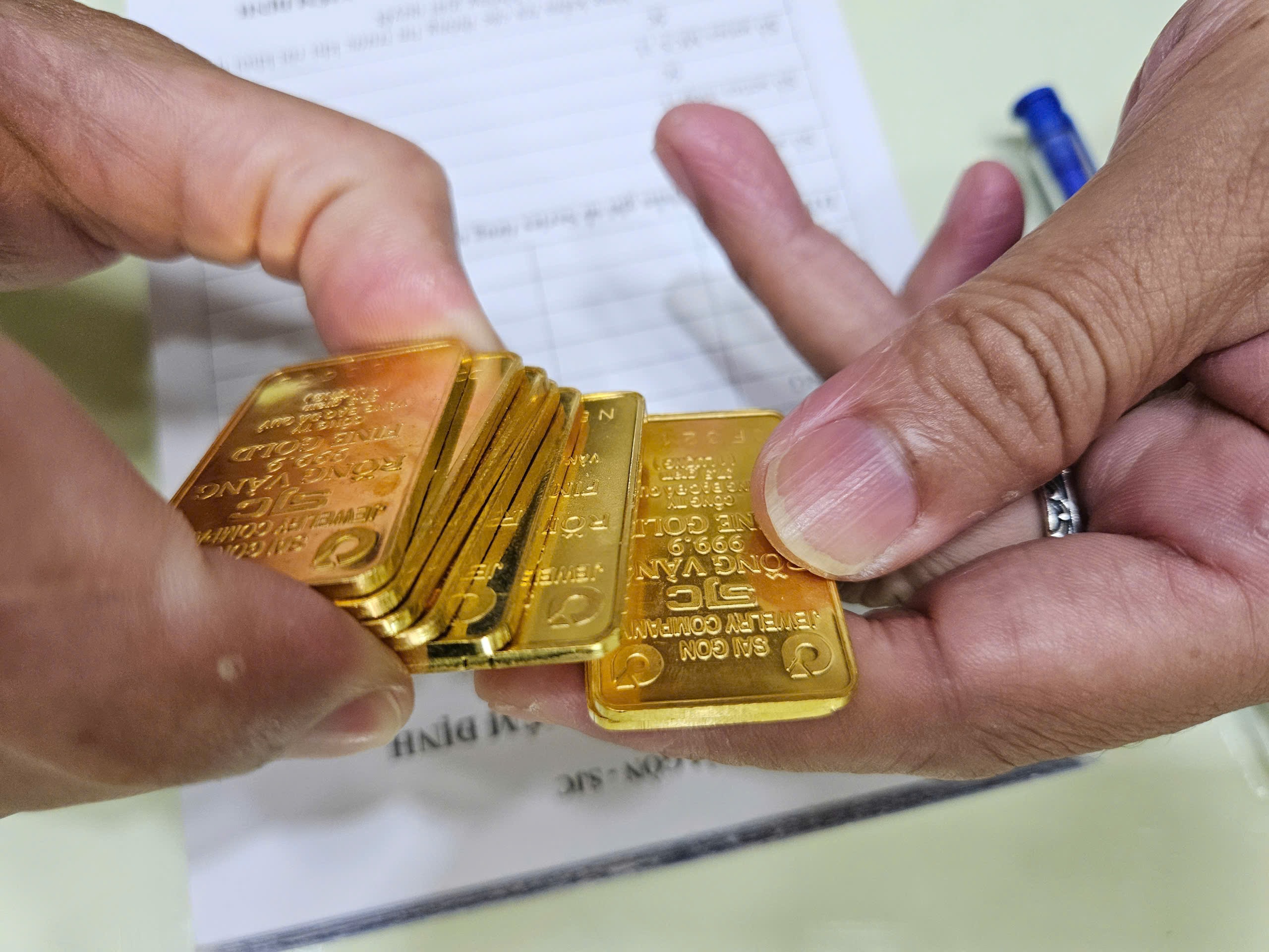 Giá vàng hôm nay 6/8: Vàng miếng tiến sát 124 triệu đồng/lượng