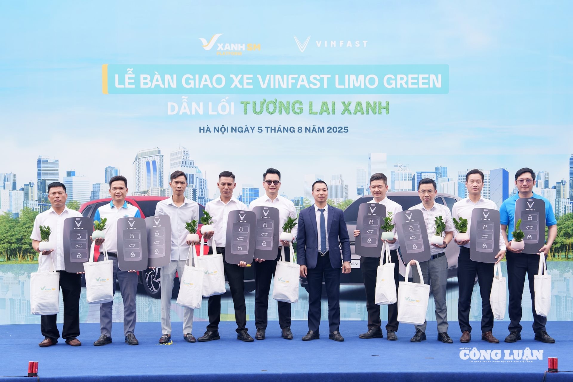 Lễ bàn giao lô xe VinFast Limo Green đầu tiên tại Hà Nội.
