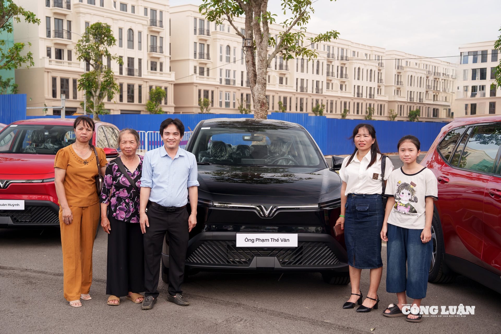 Các khách hàng cá nhân và gia đình cũng đặt sớm VinFast Limo Green.