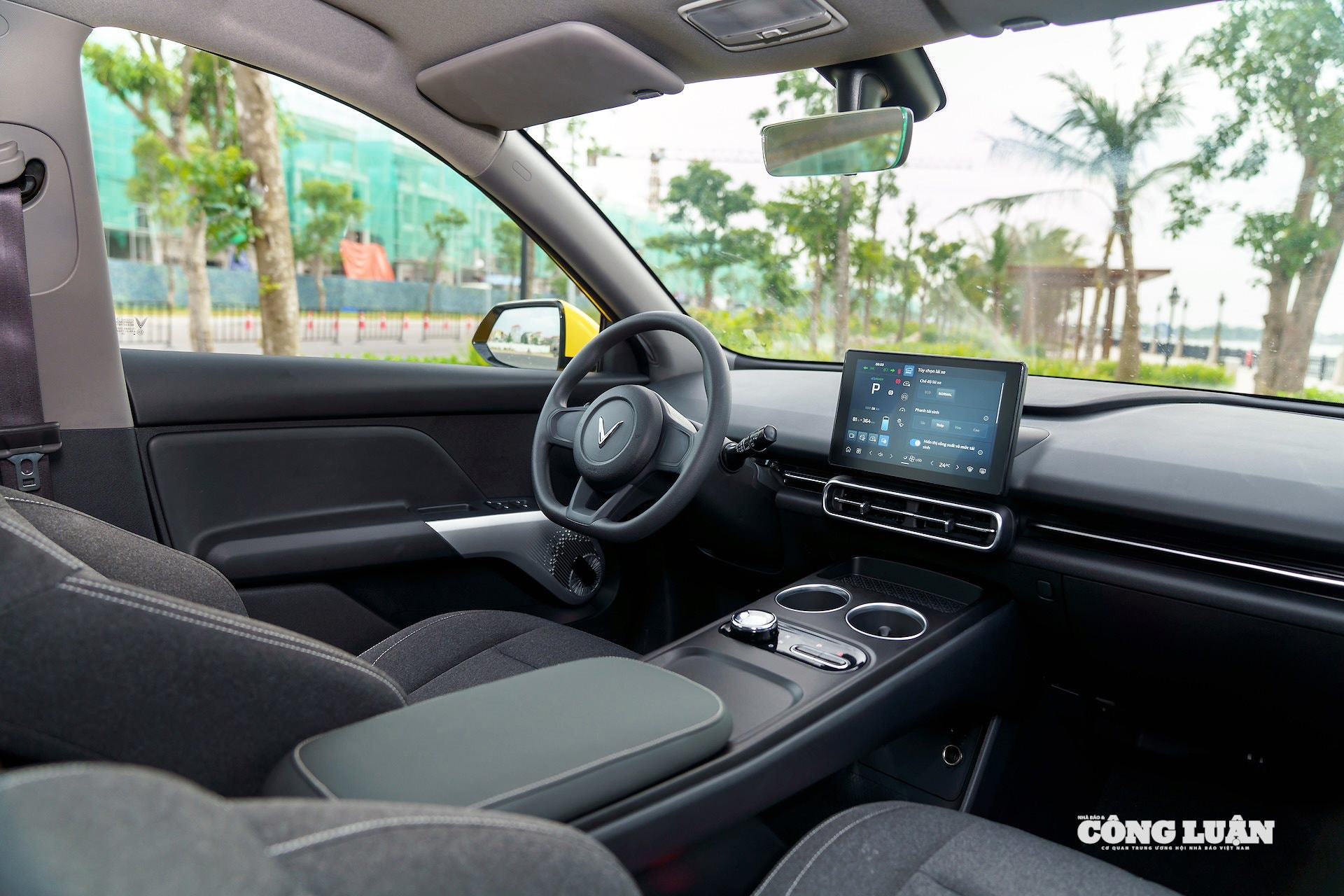 Xe trang bị đầy đủ các tính năng, công nghệ dành cho người dùng.