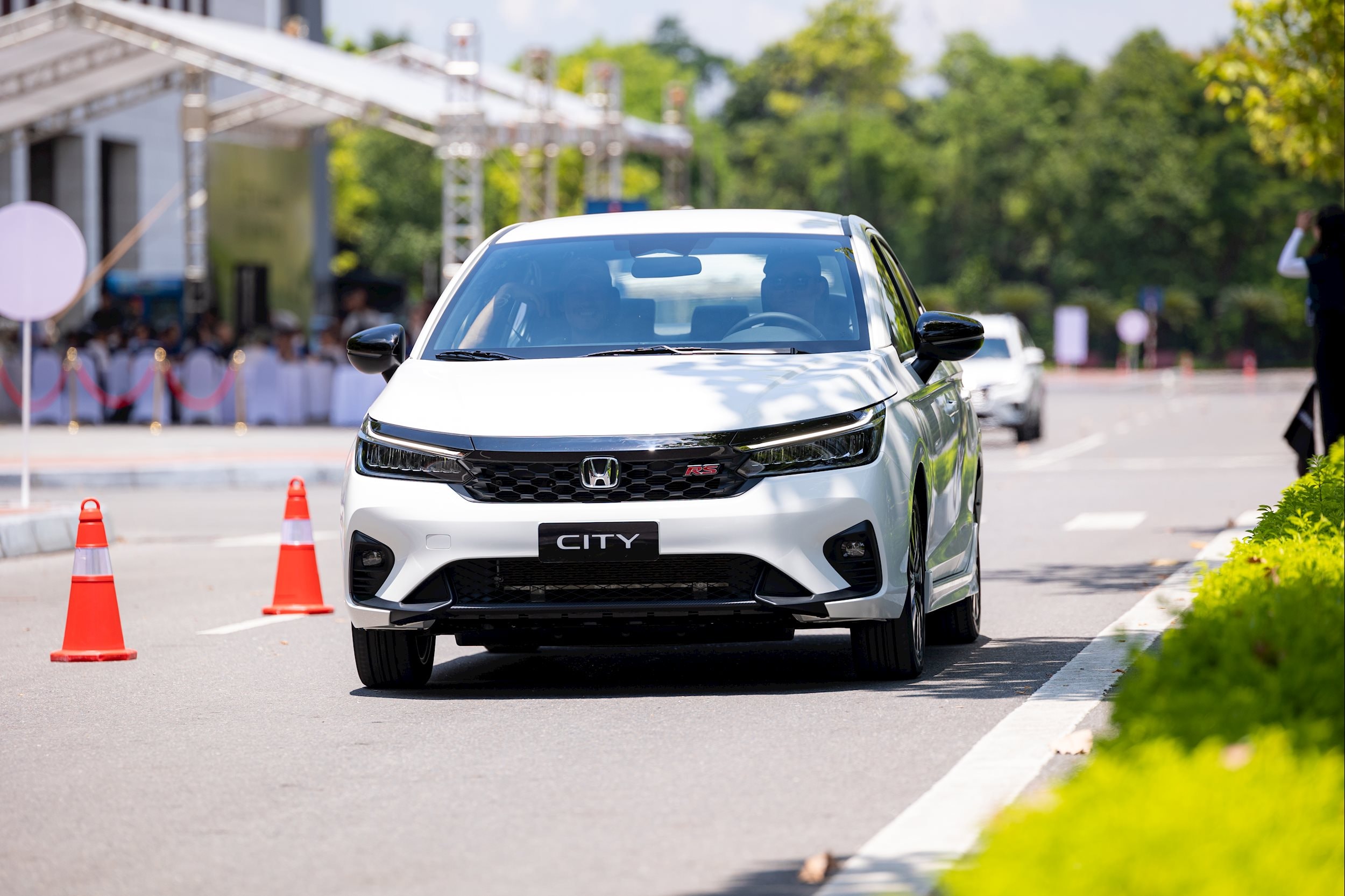 Honda City đang có mặt bằng giá bán lẻ nhỉnh hơn đôi chút so với đối thủ - Ảnh: HVN