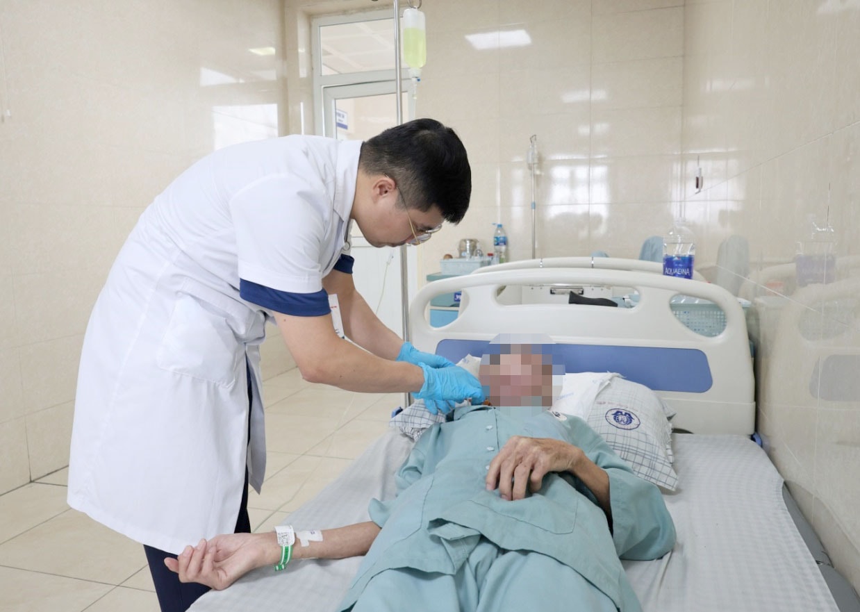 Bệnh nhân được chăm sóc sau phẫu thuật. Ảnh: BVCC