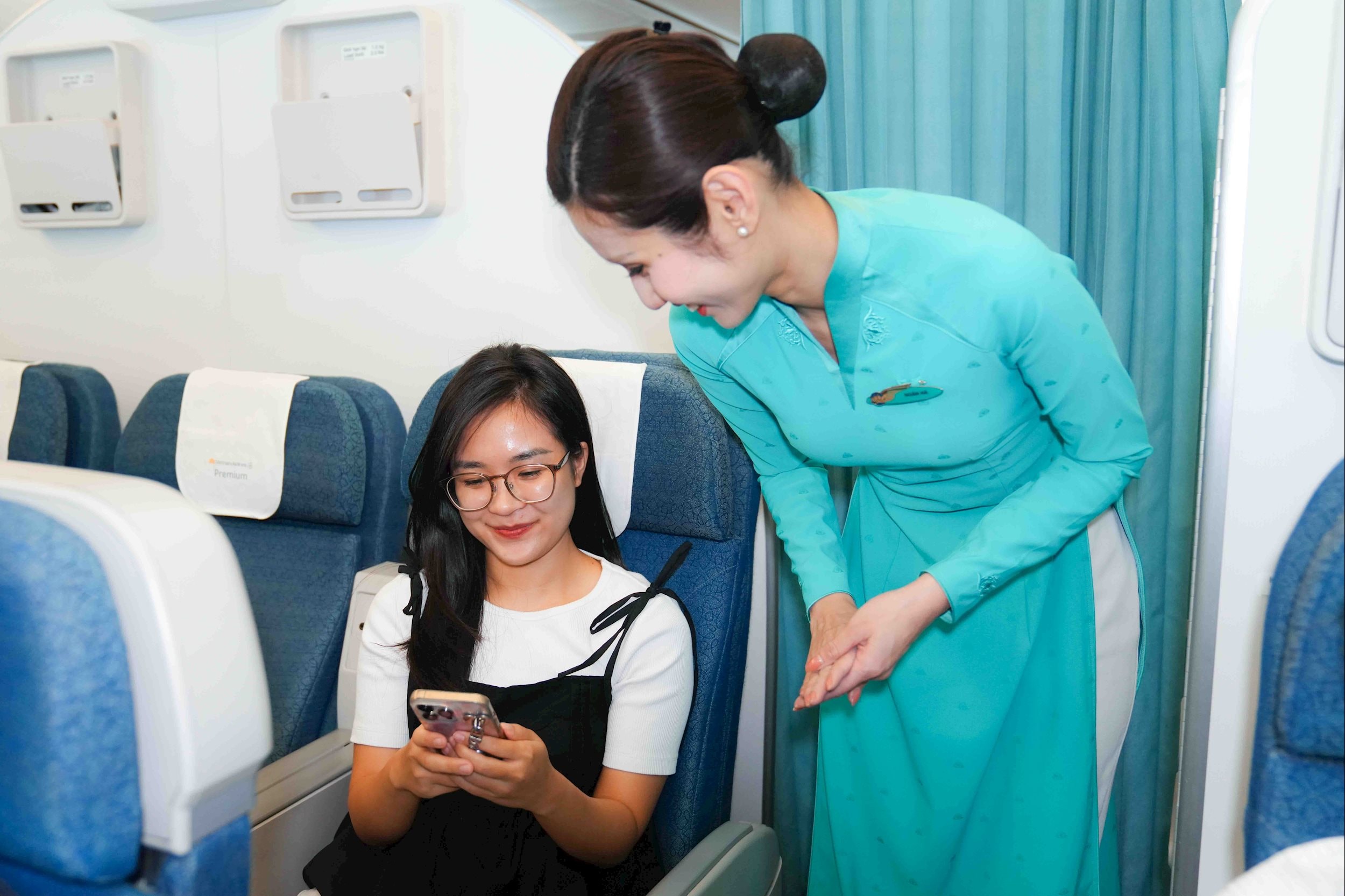 Tiếp viên hướng dẫn khách kết nối internet trên chuyến bayJPG