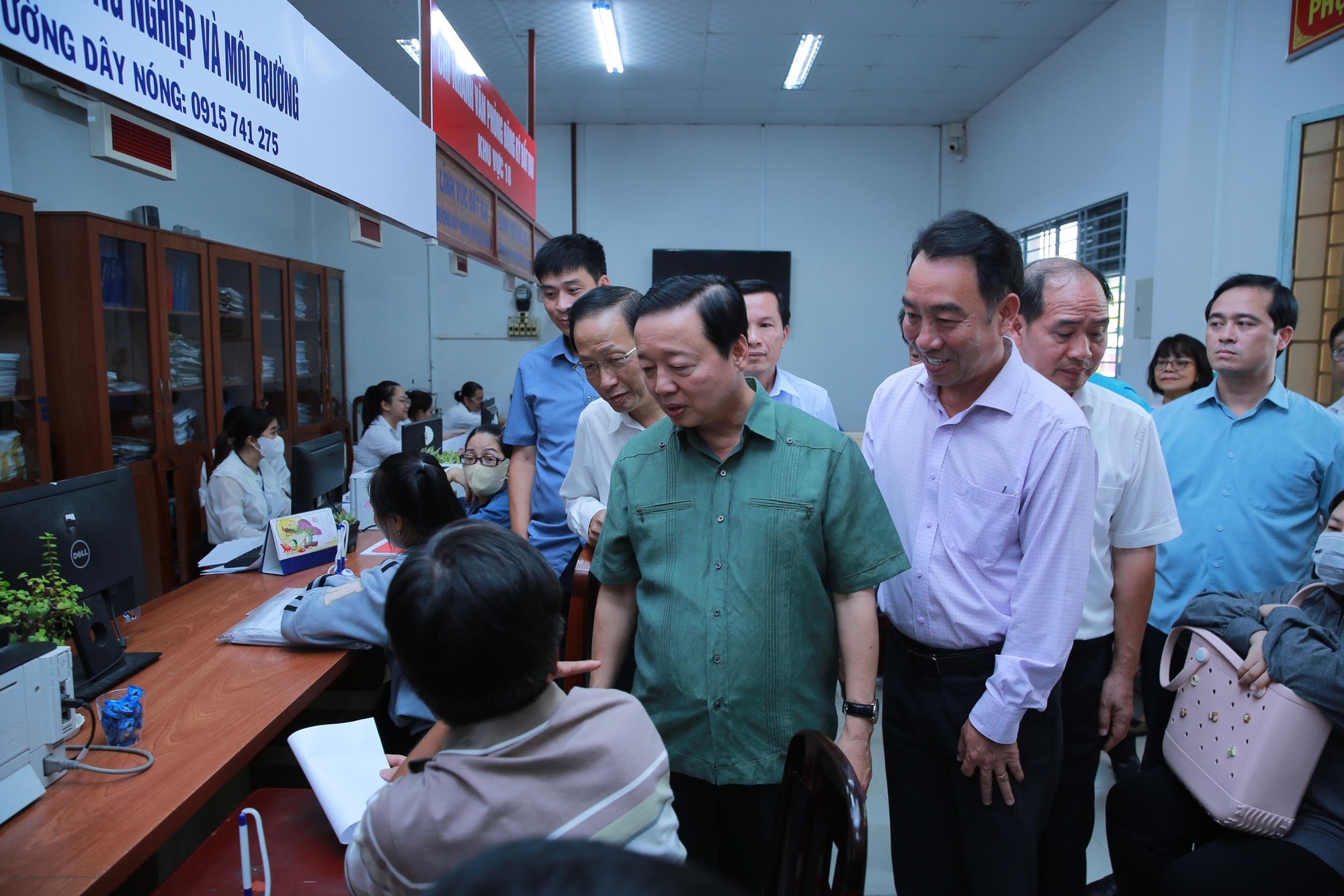Phó Thủ tướng Trần Hồng Hà kiểm tra hoạt động của trung tâm hành chính công cấp xã tại Vĩnh Long- Ảnh 2. Phó Thủ tướng Trần Hồng Hà kiểm tra hoạt động của trung tâm hành chính công cấp xã tại Vĩnh Long- Ảnh 2.