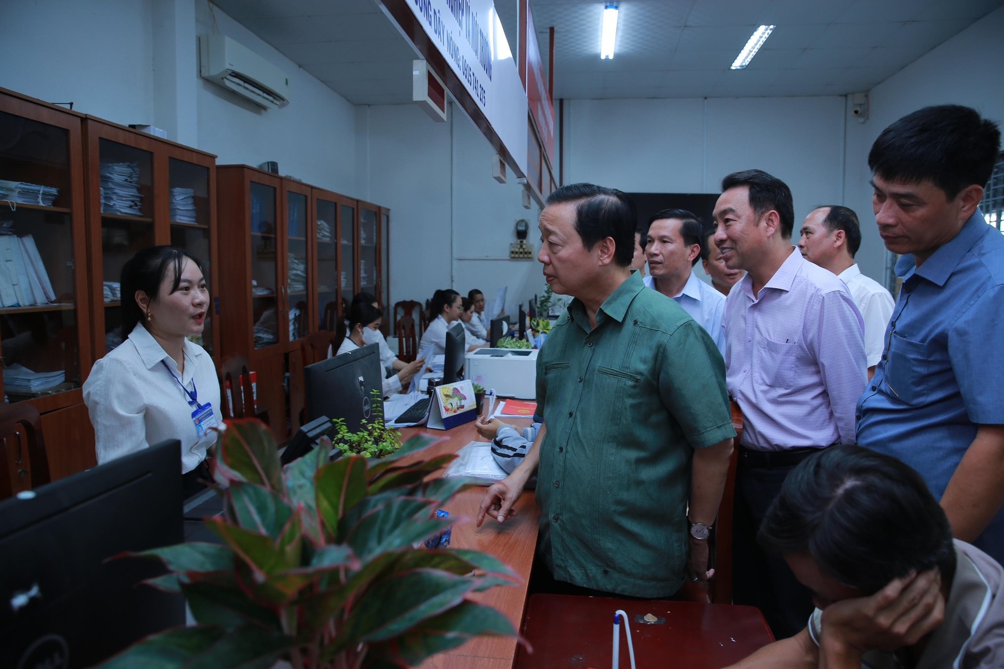 Phó Thủ tướng Trần Hồng Hà kiểm tra hoạt động của trung tâm hành chính công cấp xã tại Vĩnh Long- Ảnh 1. Phó Thủ tướng Trần Hồng Hà kiểm tra hoạt động của trung tâm hành chính công cấp xã tại Vĩnh Long- Ảnh 1.