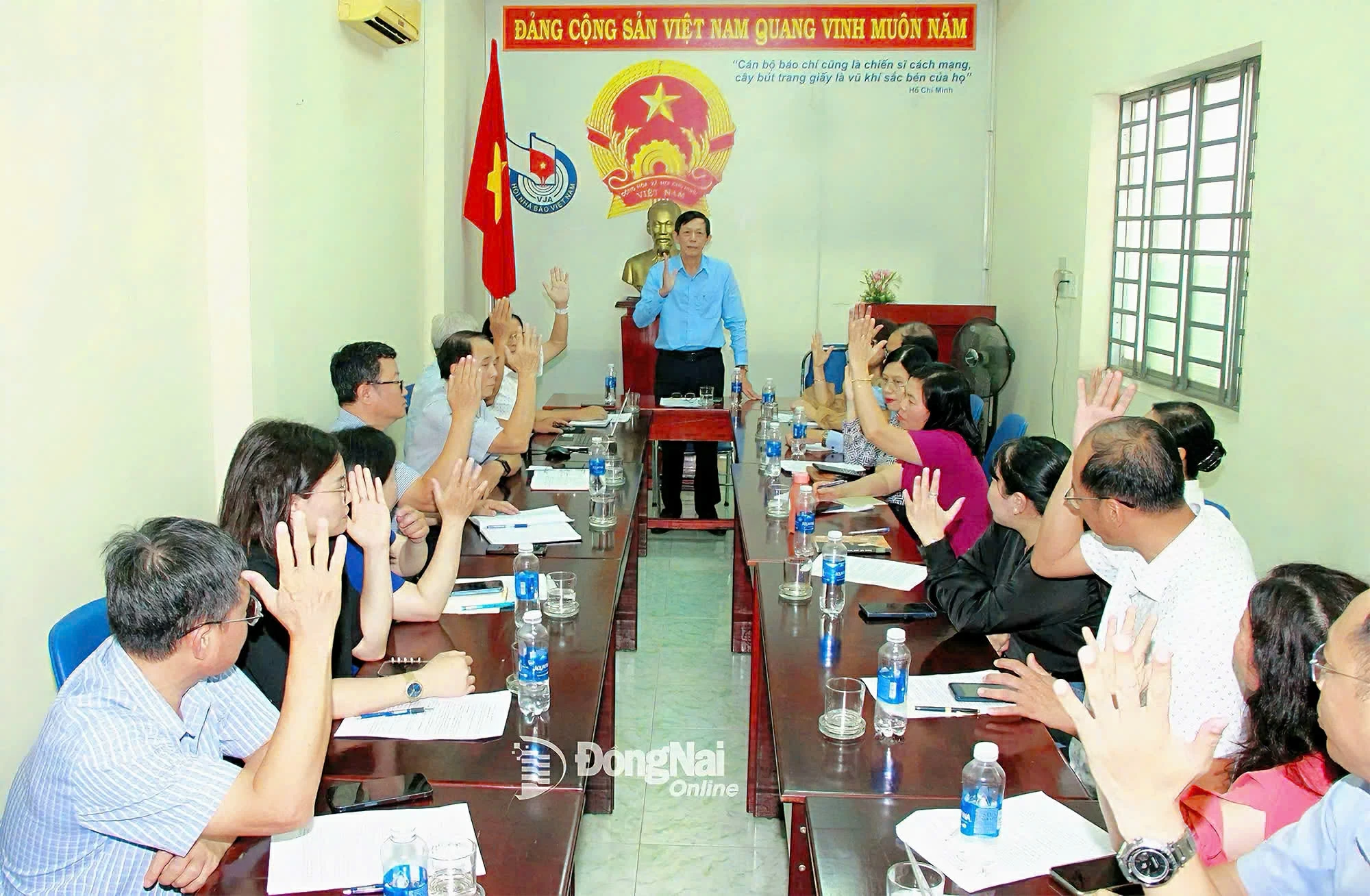 Các đại biểu Hội Nhà báo Đồng Nai dự họp biểu quyết công tác chuẩn bị cho đại hội sắp tới. Ảnh Như Nam