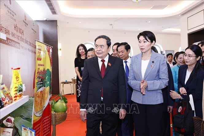 Chủ tịch Quốc hội Trần Thanh Mẫn và bà Obuchi Yuko, Hạ nghị sĩ, Chủ tịch Liên minh Nghị sĩ hữu nghị Nhật Bản - Việt Nam tham quan gian trưng bày sản phẩm tại hội nghị.