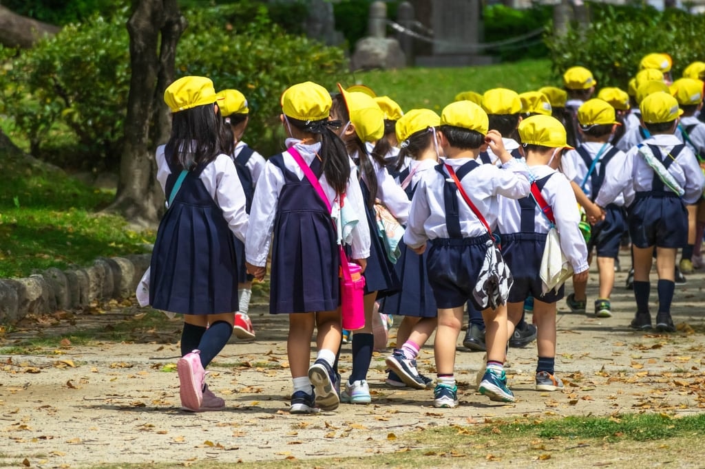 Học sinh Nhật Bản đang tận hưởng chuyến đi thực tế. Hai giáo viên đã bị buộc tội vào tháng 6 vì chụp ảnh các bé gái mặc đồ lót và chia sẻ những hình ảnh này với các đồng nghiệp. Ảnh: Shutterstock