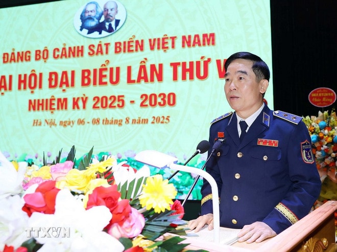 Trung tướng Bùi Quốc Oai, Bí thư Đảng ủy, Chính ủy Cảnh sát biển Việt Nam trình bày Báo cáo chính trị. (Ảnh: Trọng Đức/TTXVN) ttxvn-0808-csb-oai.jpg