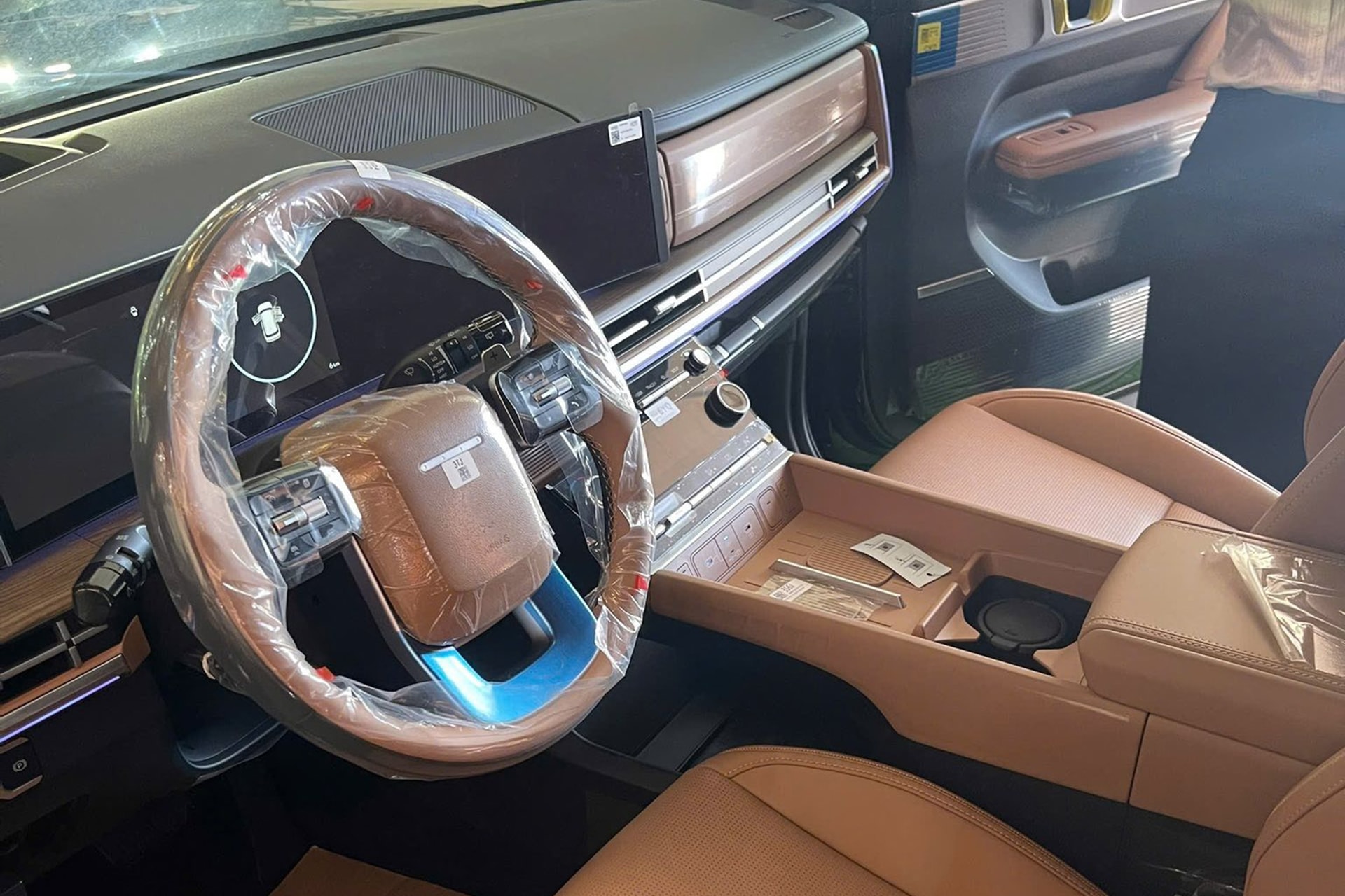 vô-lăng bọc da phối 2 màu nâu đen - Ảnh: Đại lý Hyundai