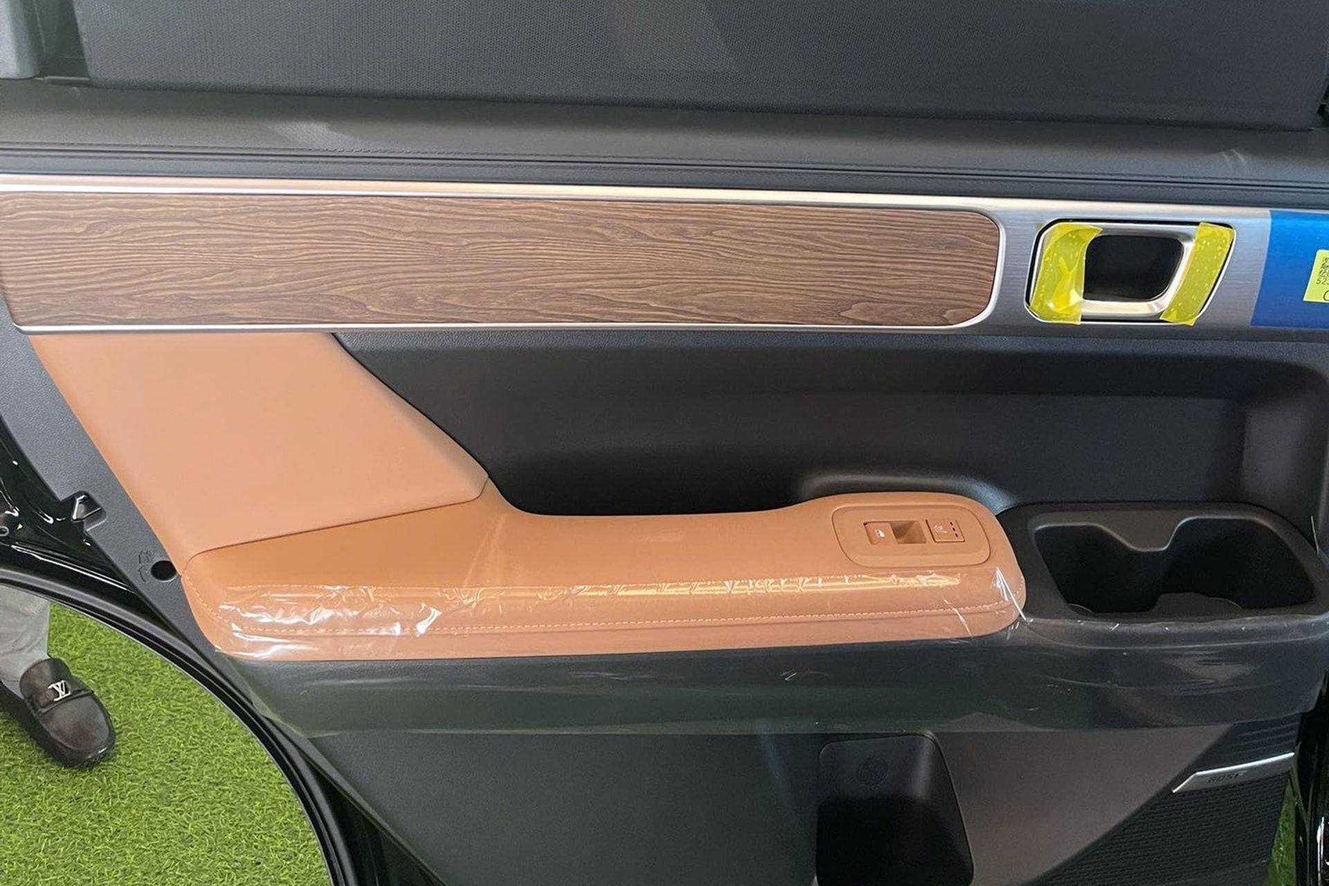 Táp-pi cửa màu nâu da bò phối họa tiết vân gỗ - Ảnh: Đại lý Hyundai